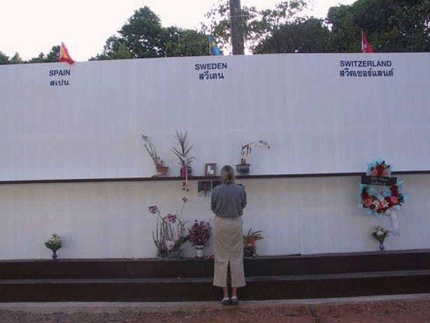 Her ses Dorthe foran en lille sektion af den mindemur, der blev lavet ved et af undersøgelsesstederne. Hvert land, der havde omkomne eller savnede i Thailand, fik tildelt et område på muren, hvor pårørende kunne anbringe blomster og kranse samt mindes.