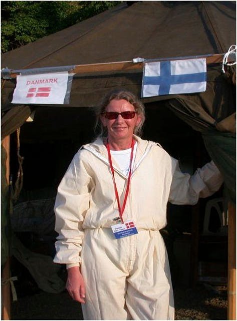 Dorthe fotograferet uden for omklædnings- og oplagringsteltet, som Finland og Danmark delte på et af undersøgelsesstederne. Klar til at gå i gang med arbejdet.