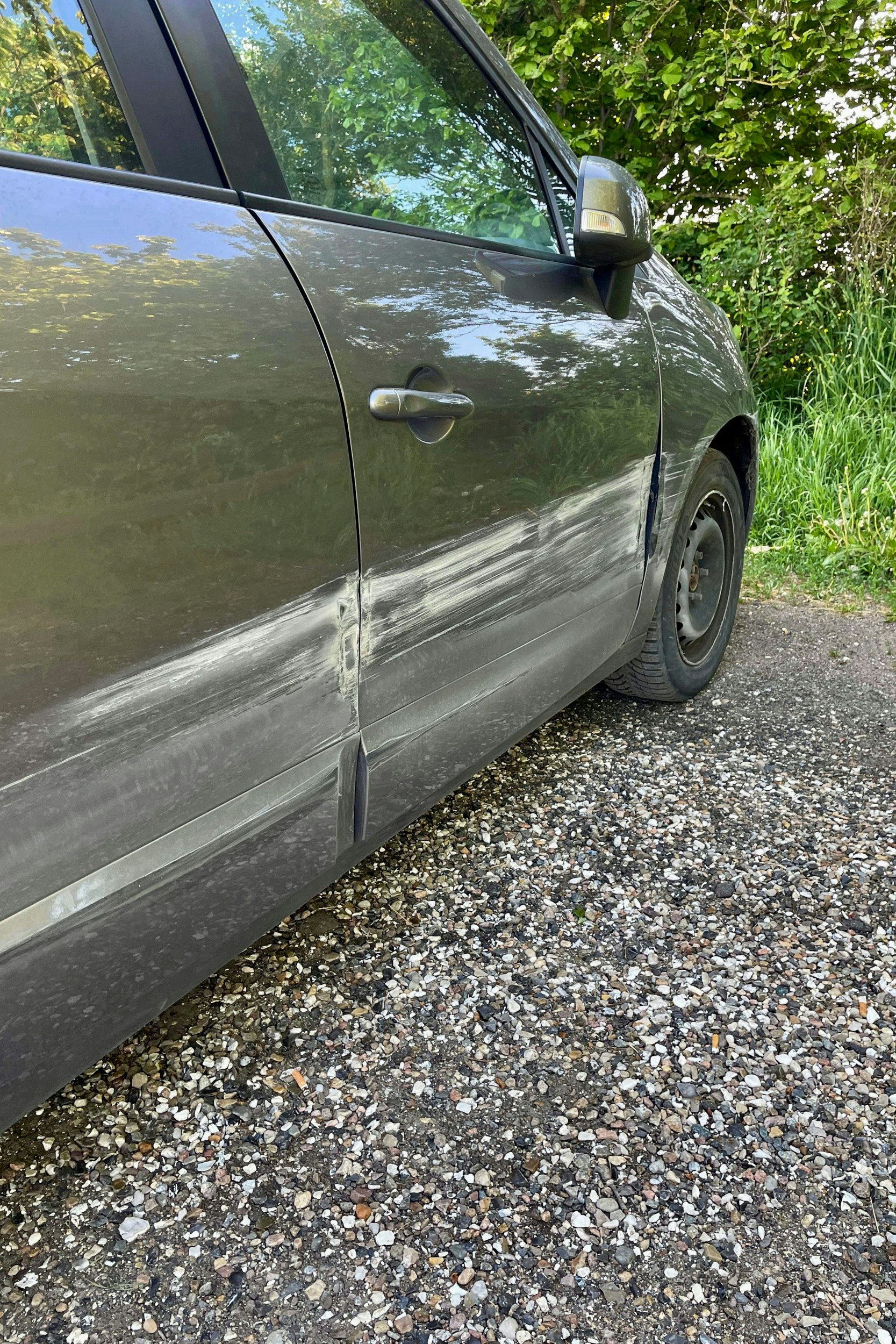 Sådan så familiens Renault Grand Scenic ud efter mødet med autoværnet.