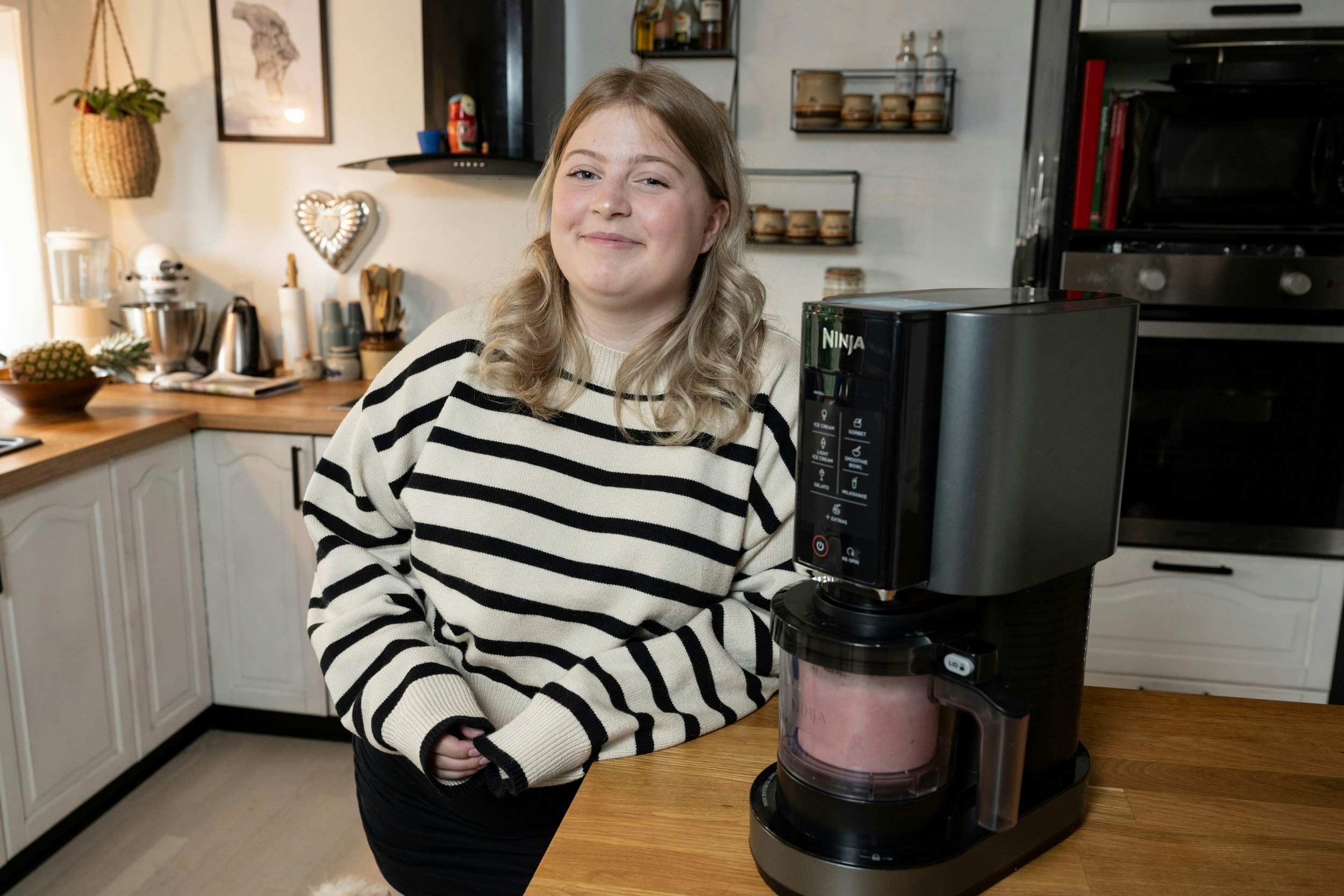 Efter den heltemodige indsats har Rebecca fået lov til at få den ismaskine, hun længe har plaget sin mor om.