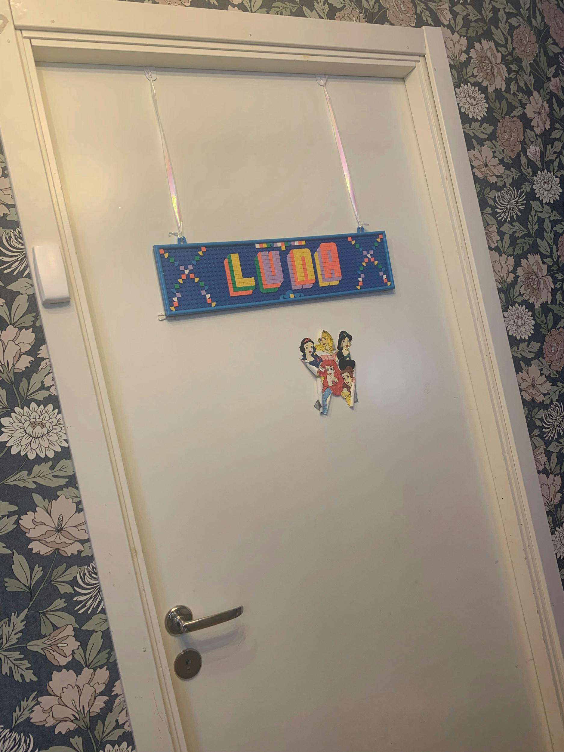 Døren til Lunas værelse med hendes navneskilt lavet af Lego.