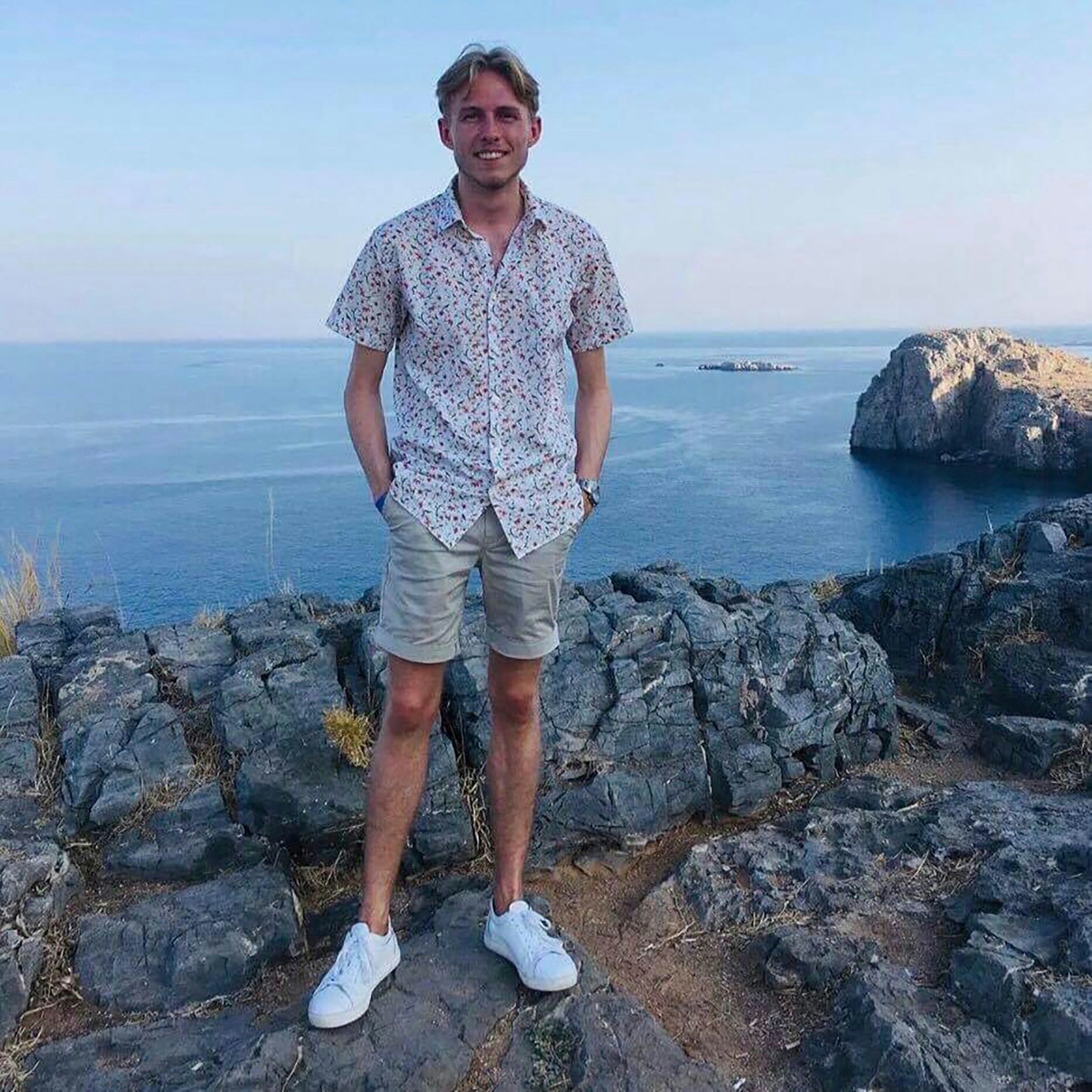 Her ses Mikkel på en familieferie til Rhodos tre måneder før sin død. Han blev 19 år.