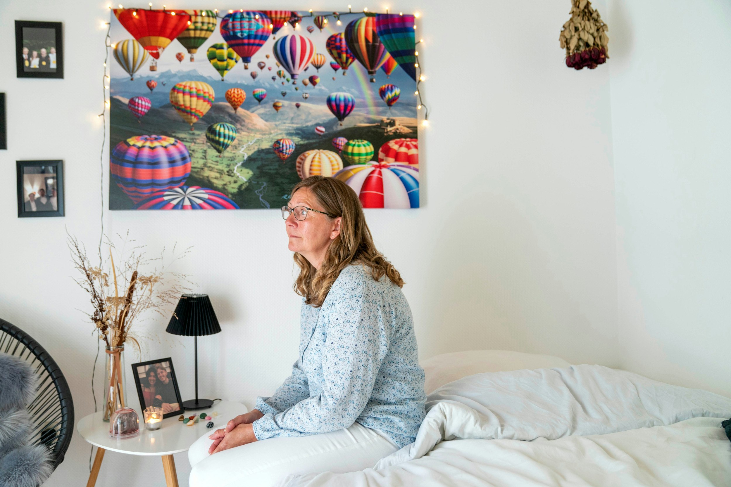 For Mette er det en uvirkelig tanke, at hendes elskede søn er væk. Han har stadig sit værelse, og hun sover ofte i hans seng for at føle sig tæt på ham.