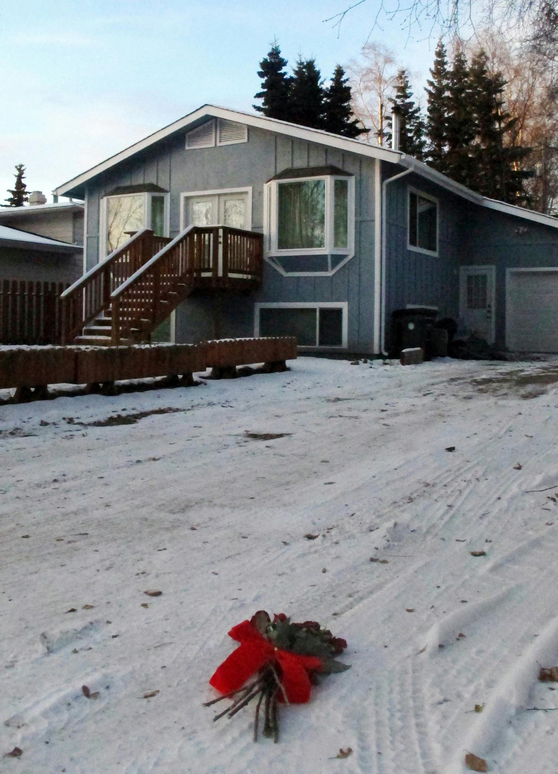En buket roser i indkørslen til huset, hvor Israel Keyes boede i Anchorage, Alaska.