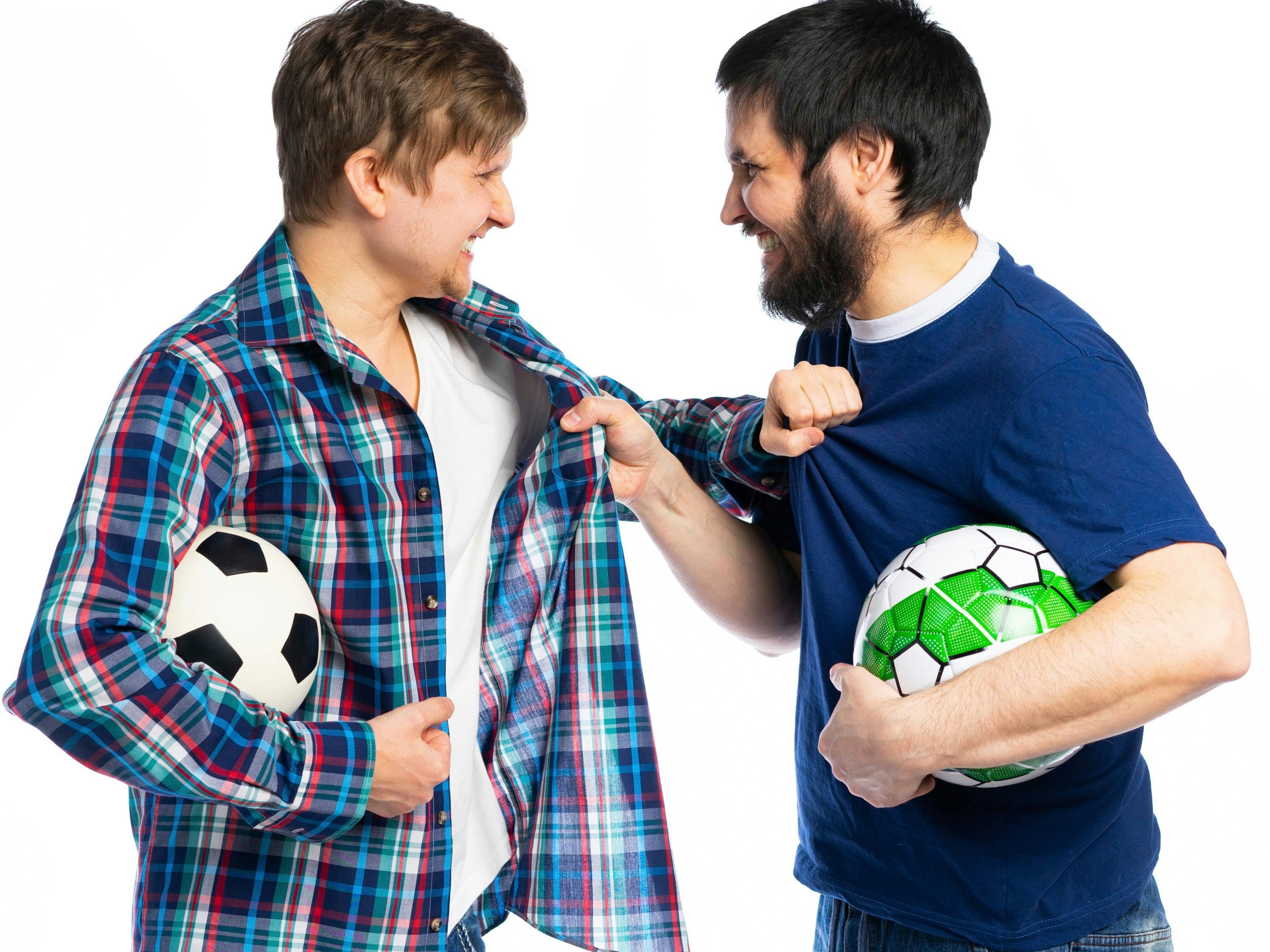 To fodboldfans skændes og tager fat i kraven på hinanden