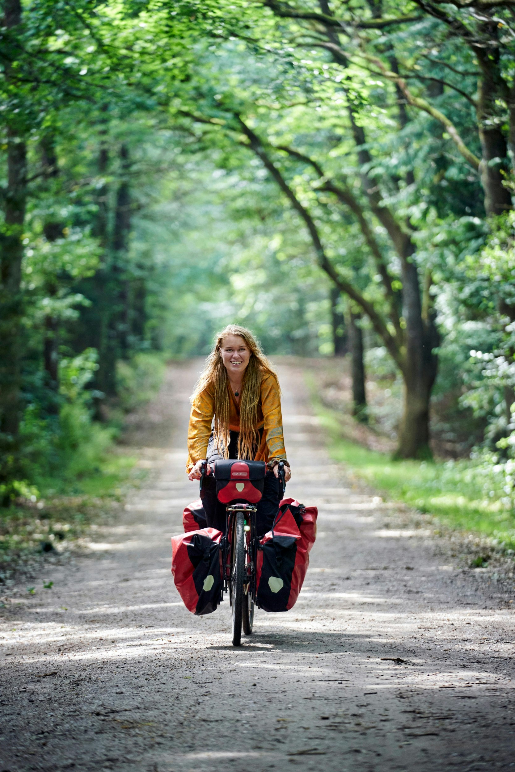 Anna-Caroline på sin cykel, der har bragt hende rundt i flere lande.