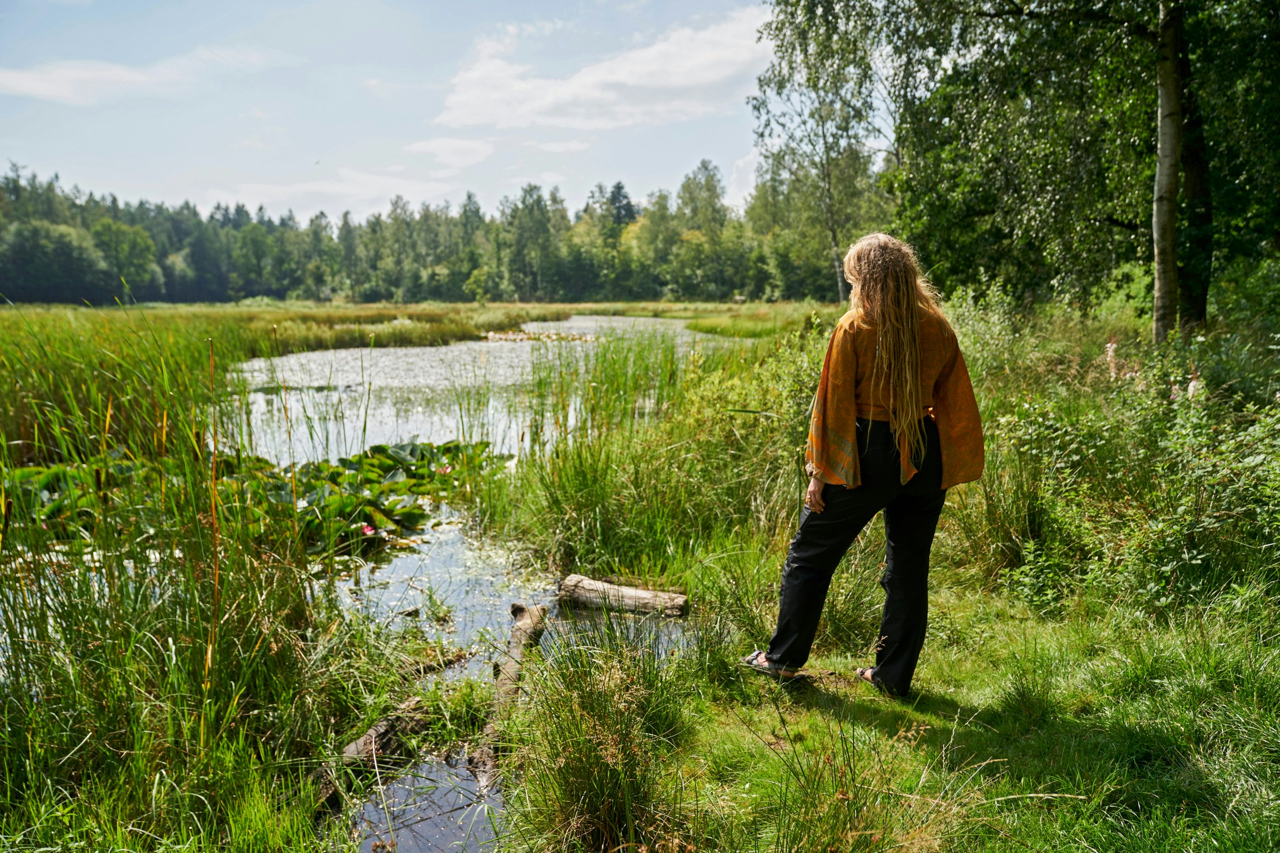 Anna-Caroline nyder udsigten ved Undallslund plantage nær Viborg, hvor hun ofte overnatter.