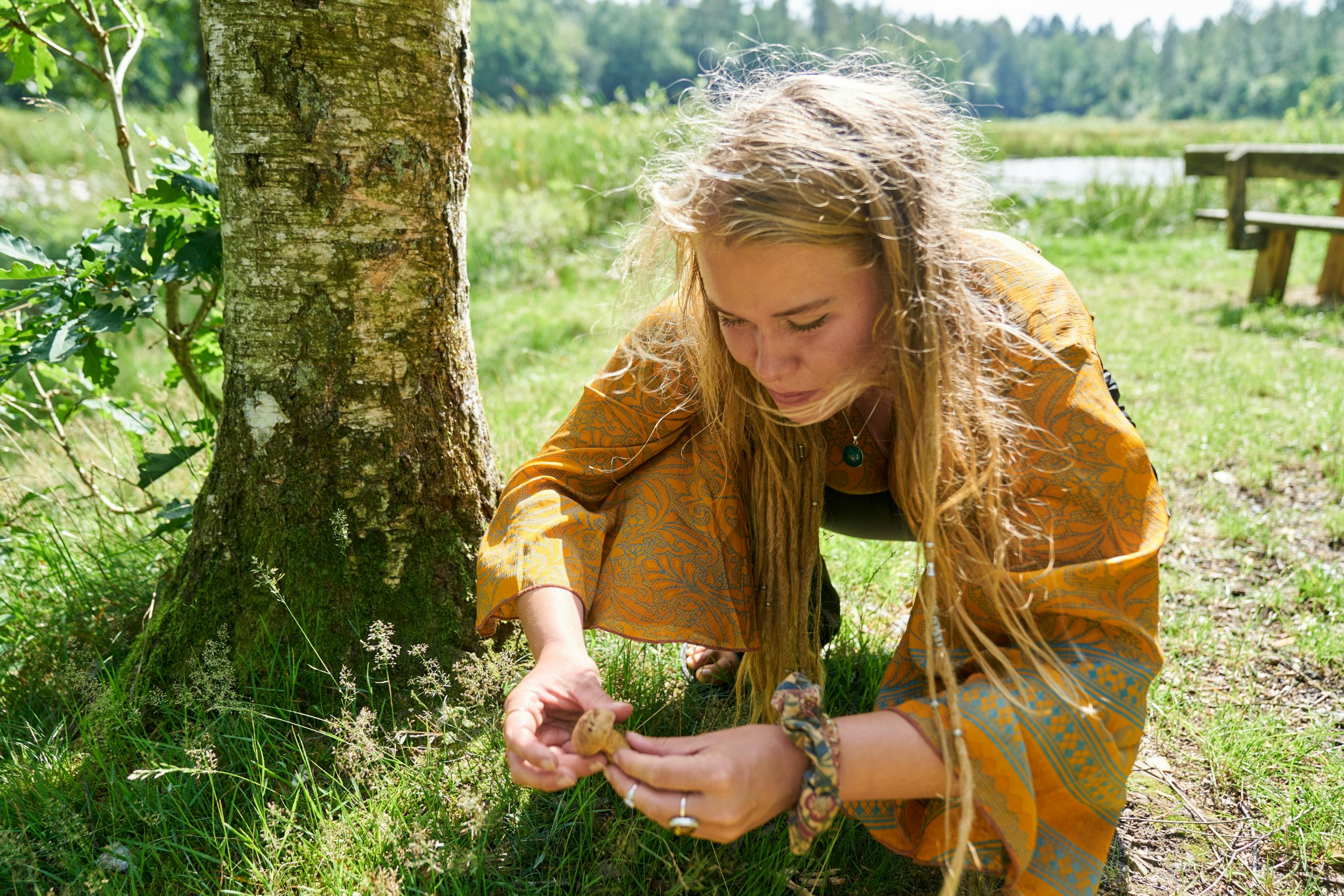 Ved foden af et træ finder Anna-Caroline en spiselig rørhat.