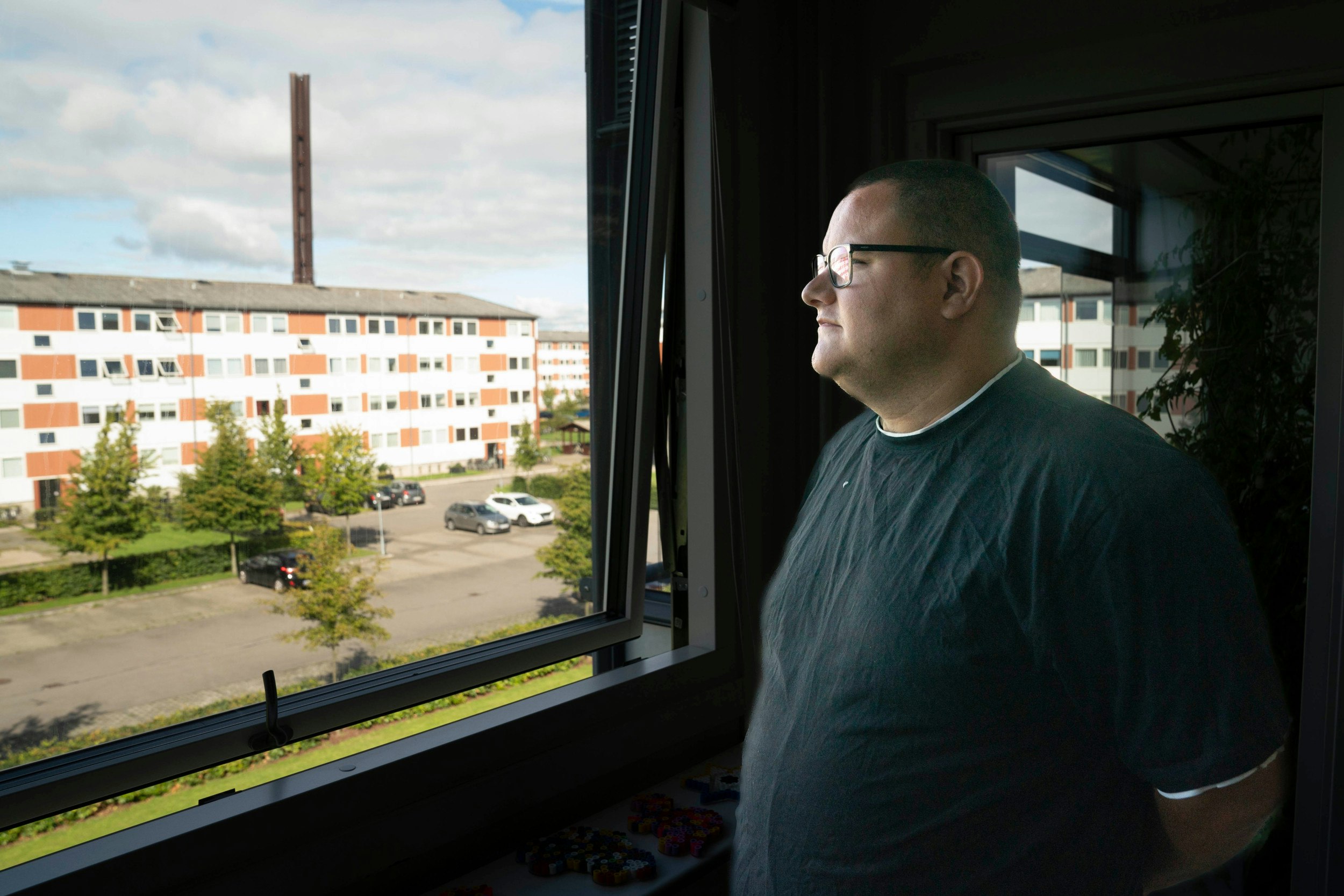 Anders kigger tit på himlen og håber, at hans datter er deroppe et sted.