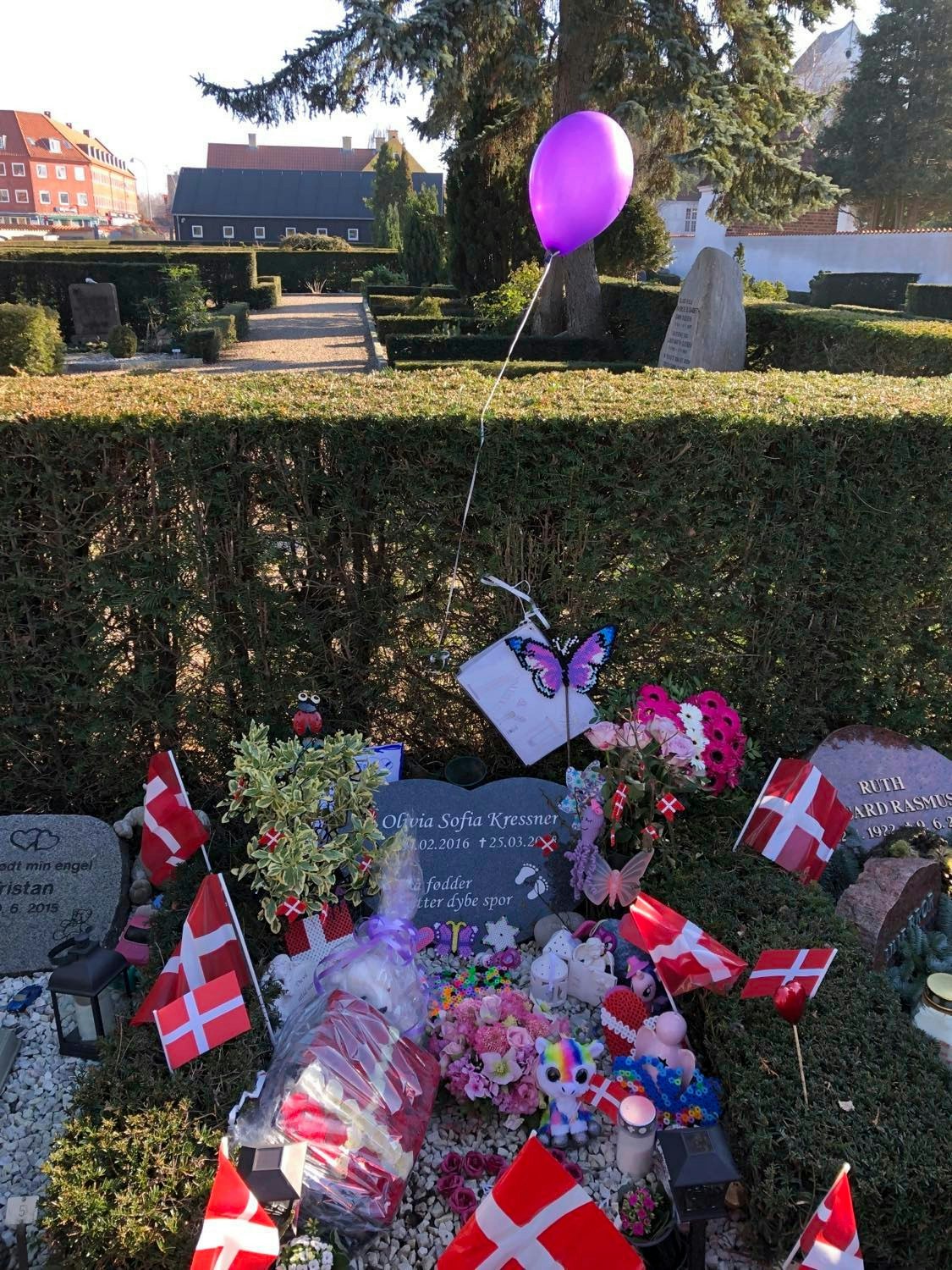 Hvert år fejrer familien nu Olivias fødselsdag ved hendes grav. 