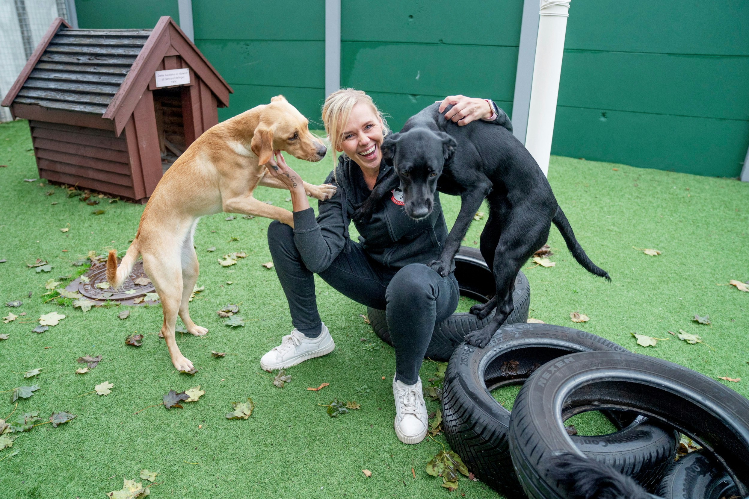 Perle og Sara er glade for udrykningslederen Nina.