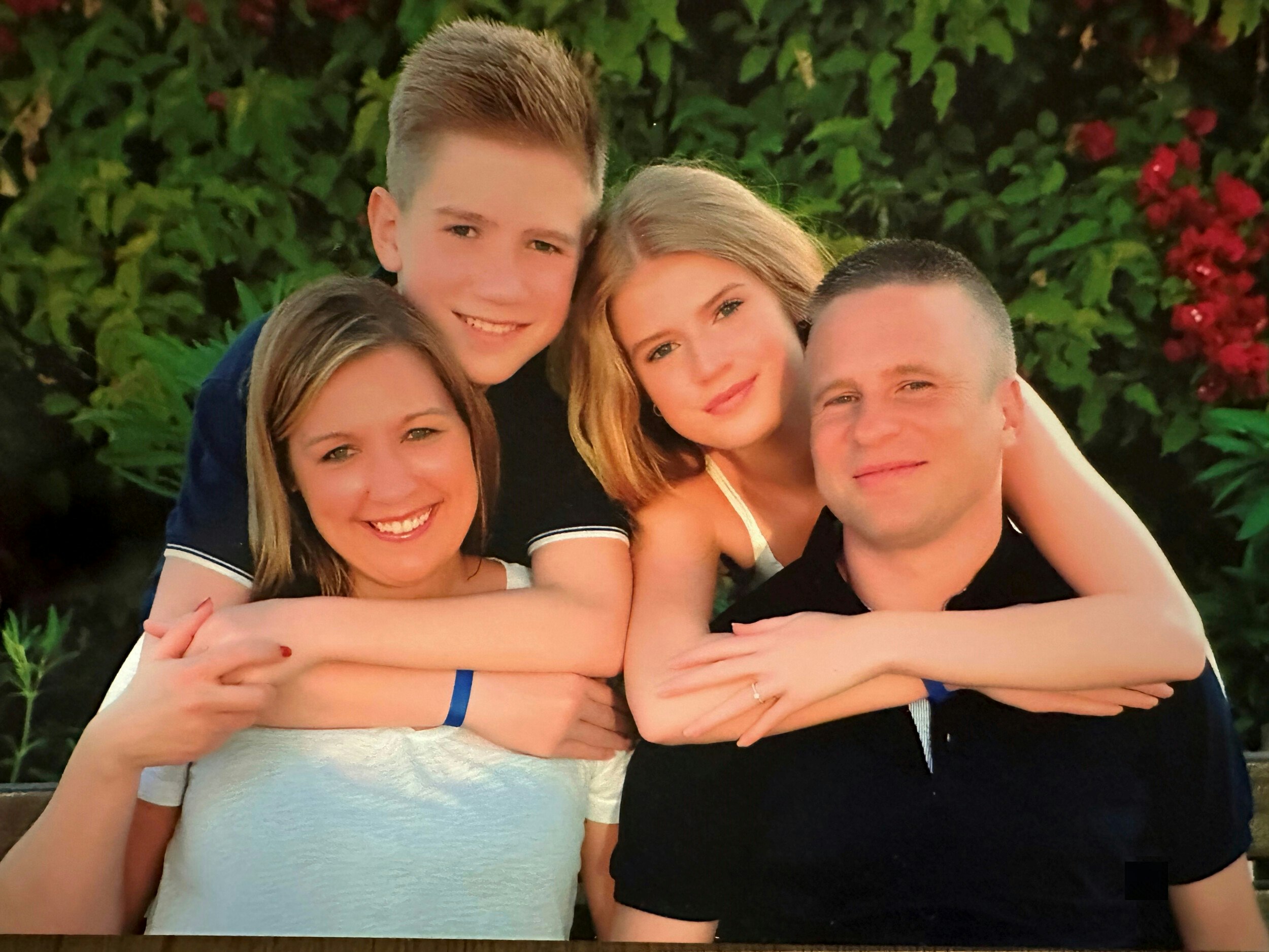 Tine og Kasper Dacke med datteren Nanna og sønnen Sofus på en ferie i Tyrkiet i 2016, før Kasper blev ramt af stress.