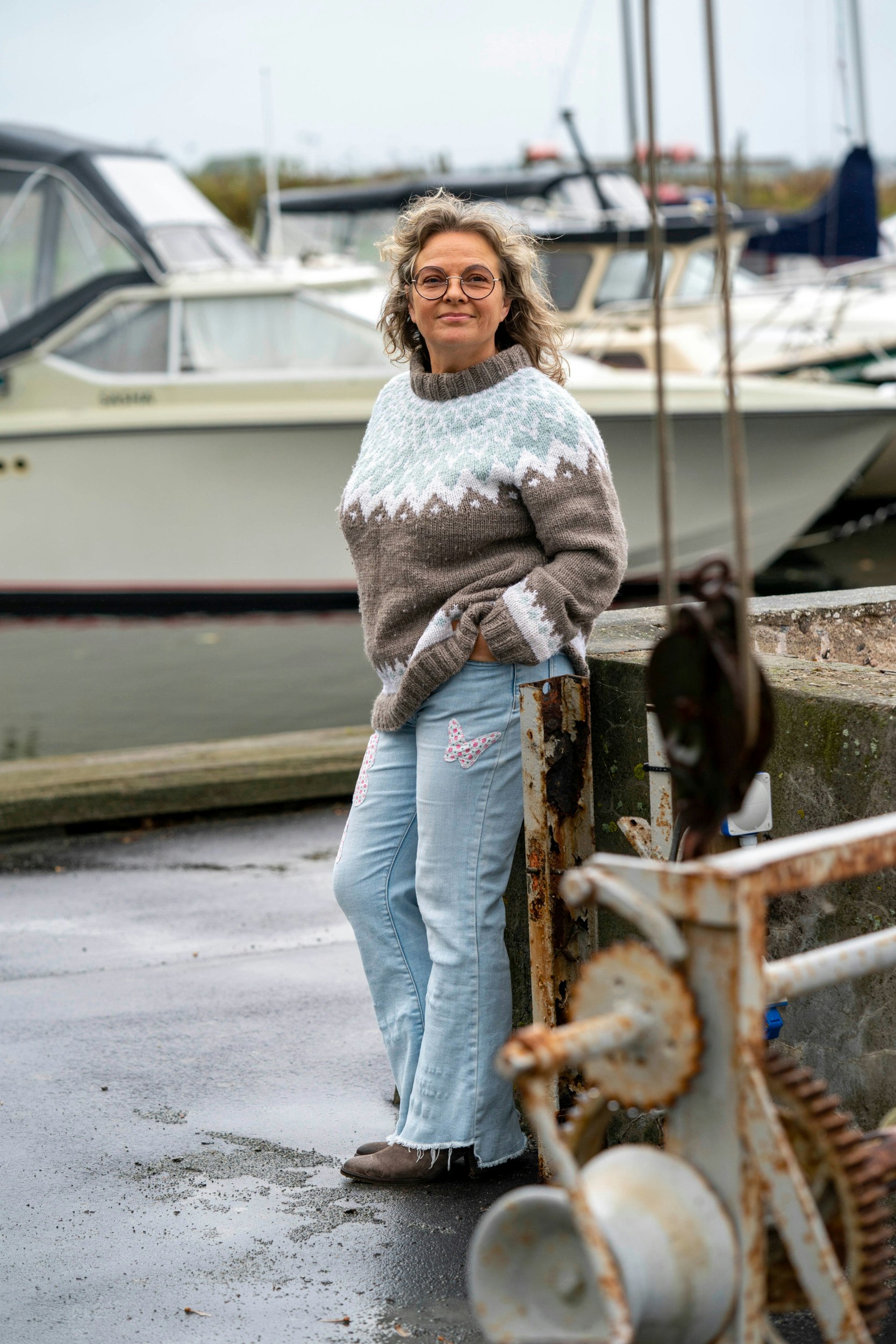 Maibritte skrev dagbog i de fire år, hvor hun levede alene og lærte at elske sig selv. Det var ikke meningen andre skulle se hendes ord. Men undervejs slog det hende, at nogen måske kunne spejle sig i hendes historie. Hun udgav derfor bogen ”Farvel, kære sofa.”