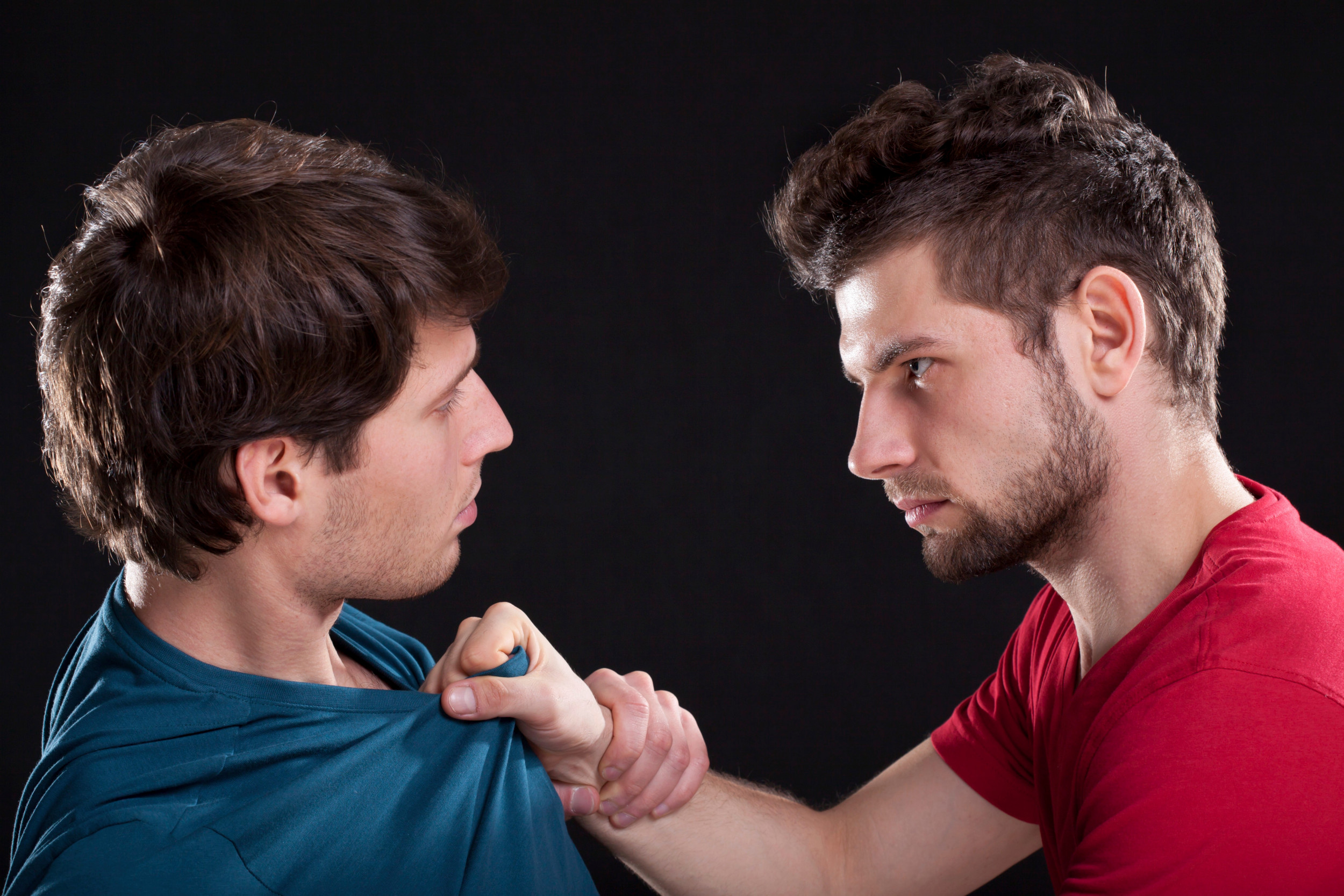 To  unge mænd er oppe at slås