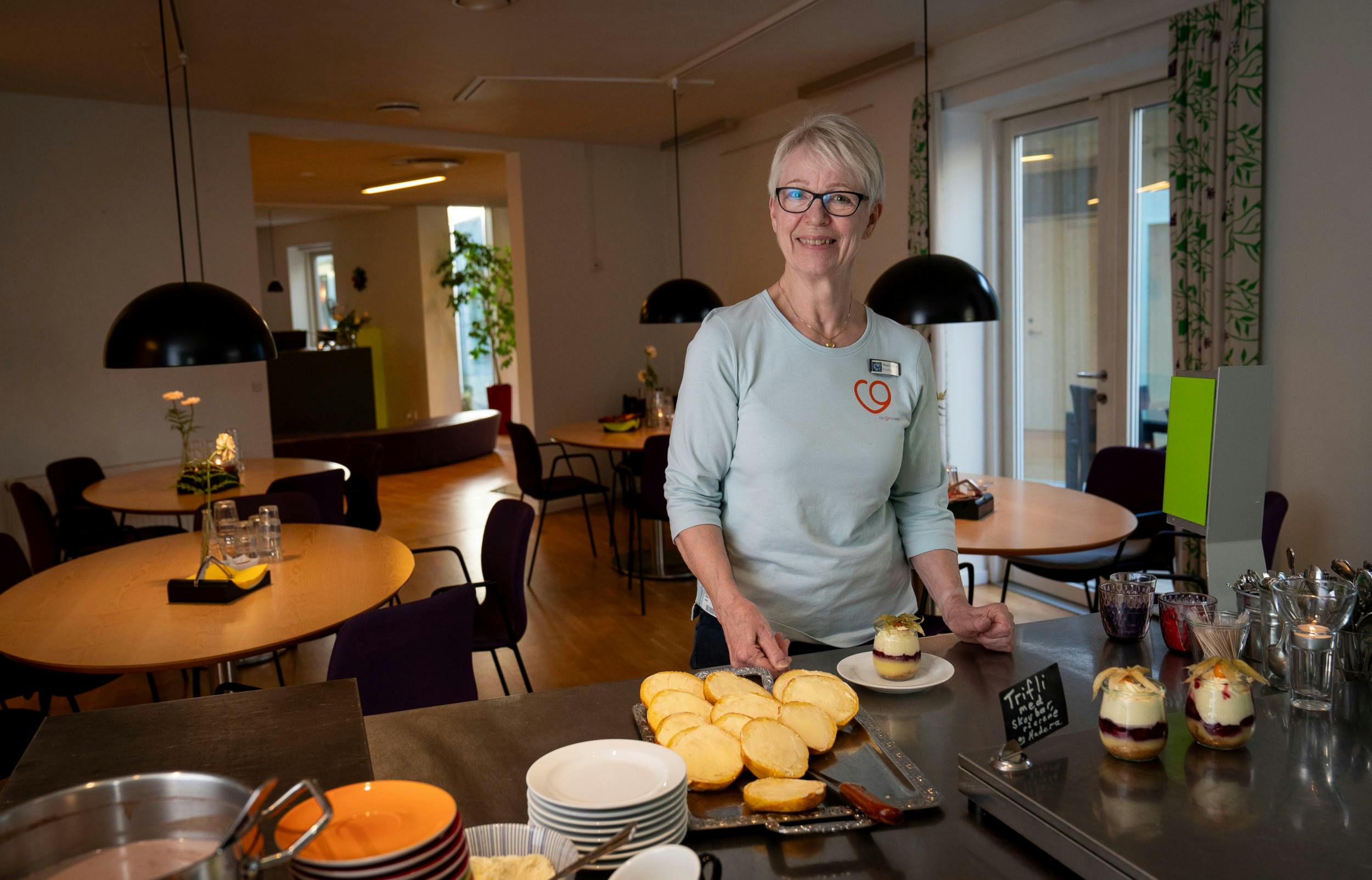 I dag er Mariannne frivillig på Hospice Søndergård. Hun kommer ikke for at få noget men for at give. Men hendes arbjede giver hendes liv stor mening.