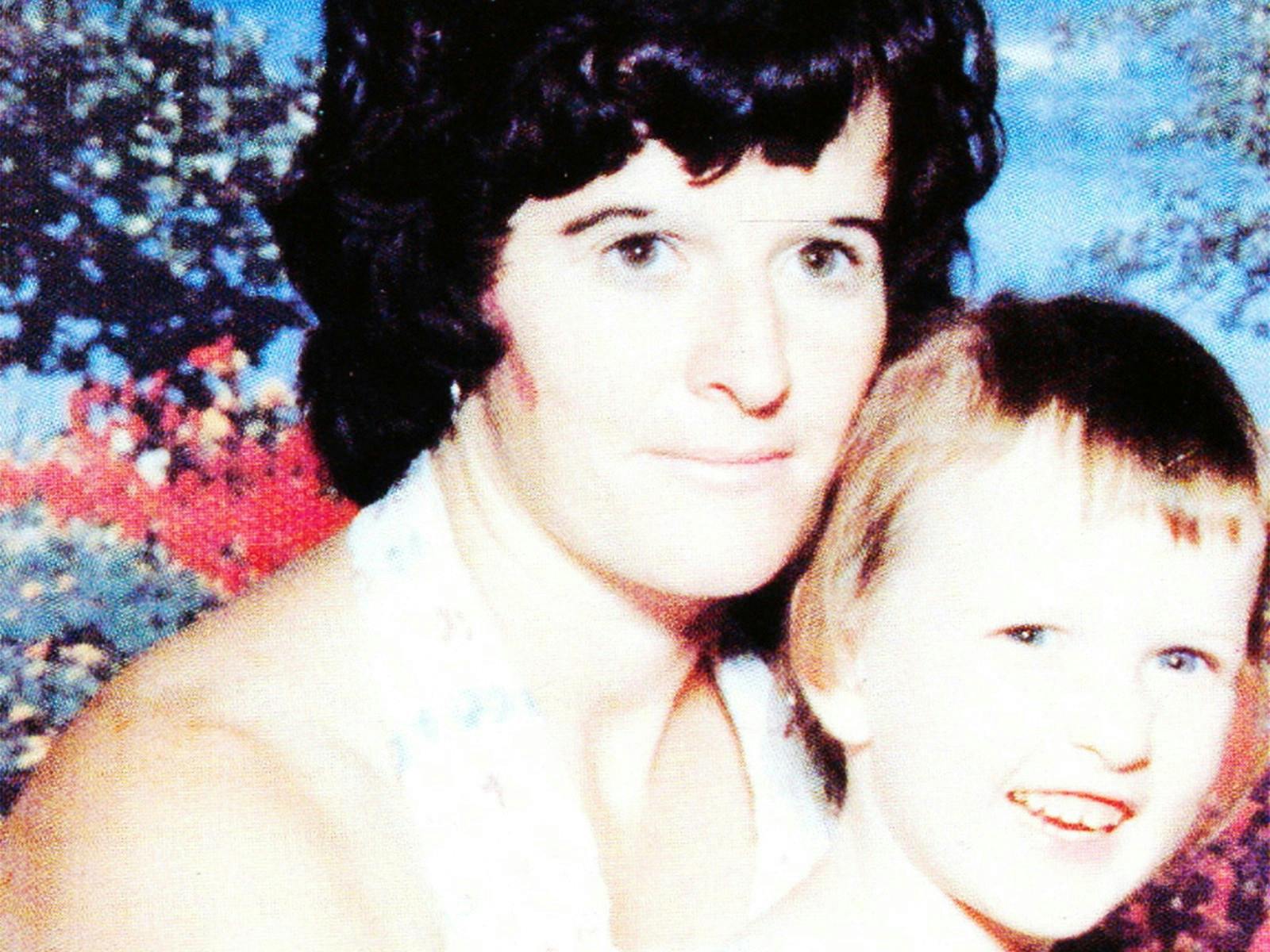 Myrdet: Suzanne Margaret Lewis, 26. her med datteren Tania, som morderen skånede.