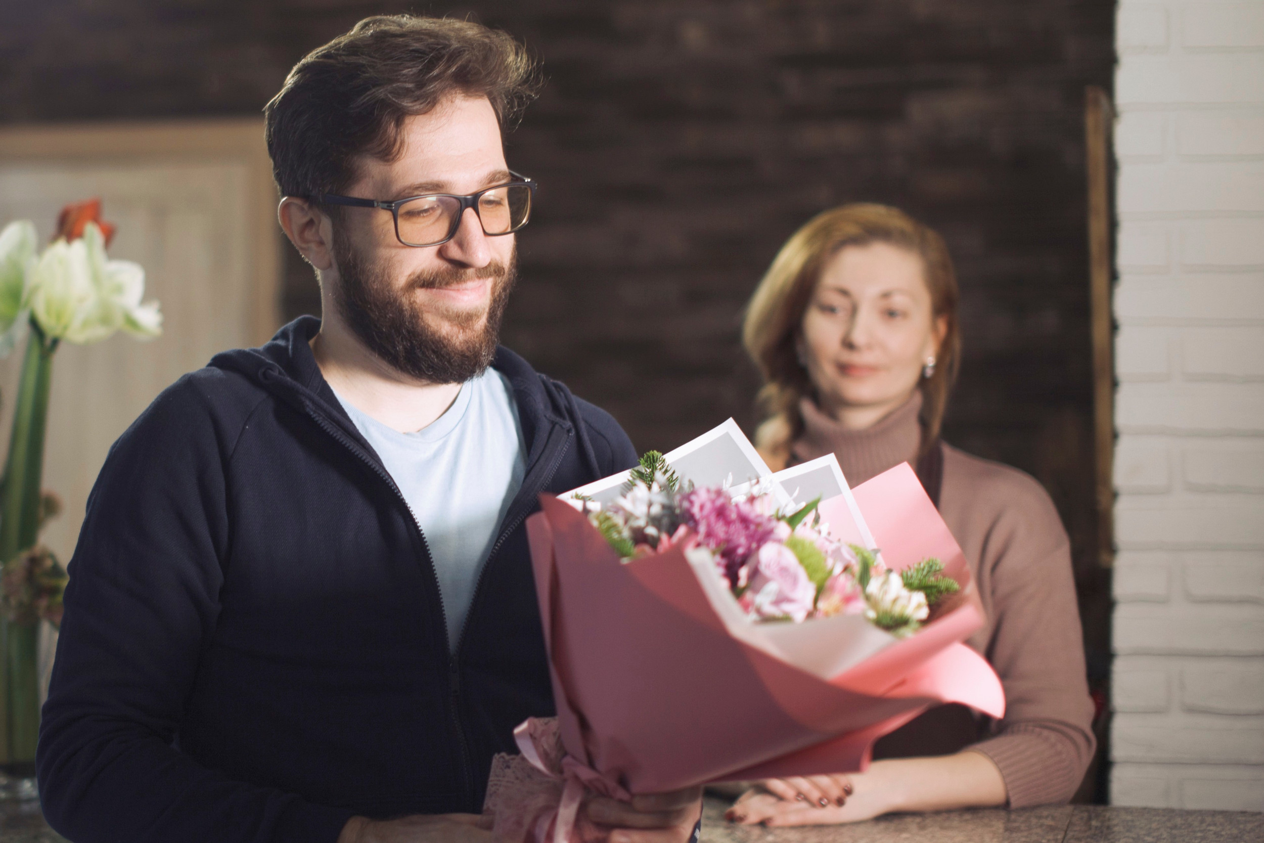 Ung mand kommer med blomster til sin tidligere svigermor.