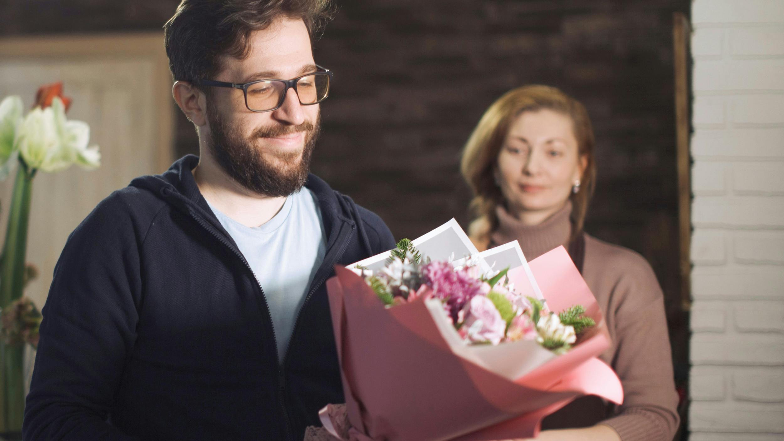 Ung mand kommer med blomster til sin tidligere svigermor.