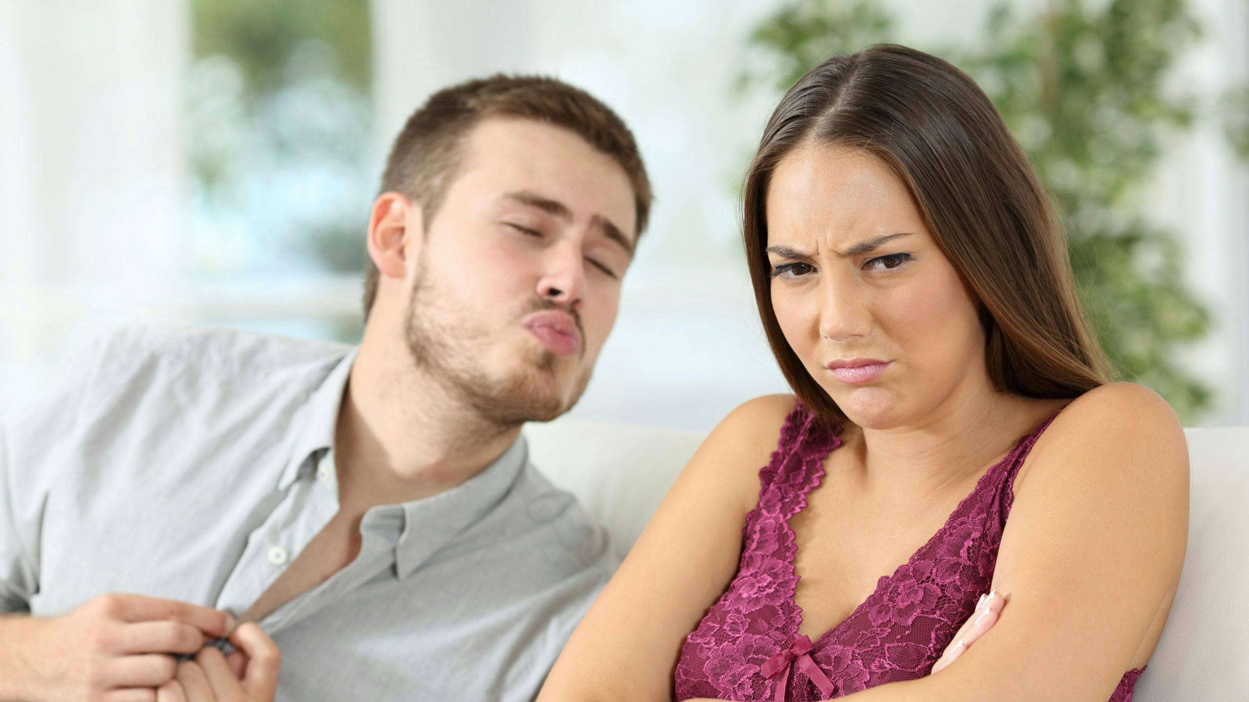 Mand sender kyssemund mod sin kæreste, der ser sur og trist ud