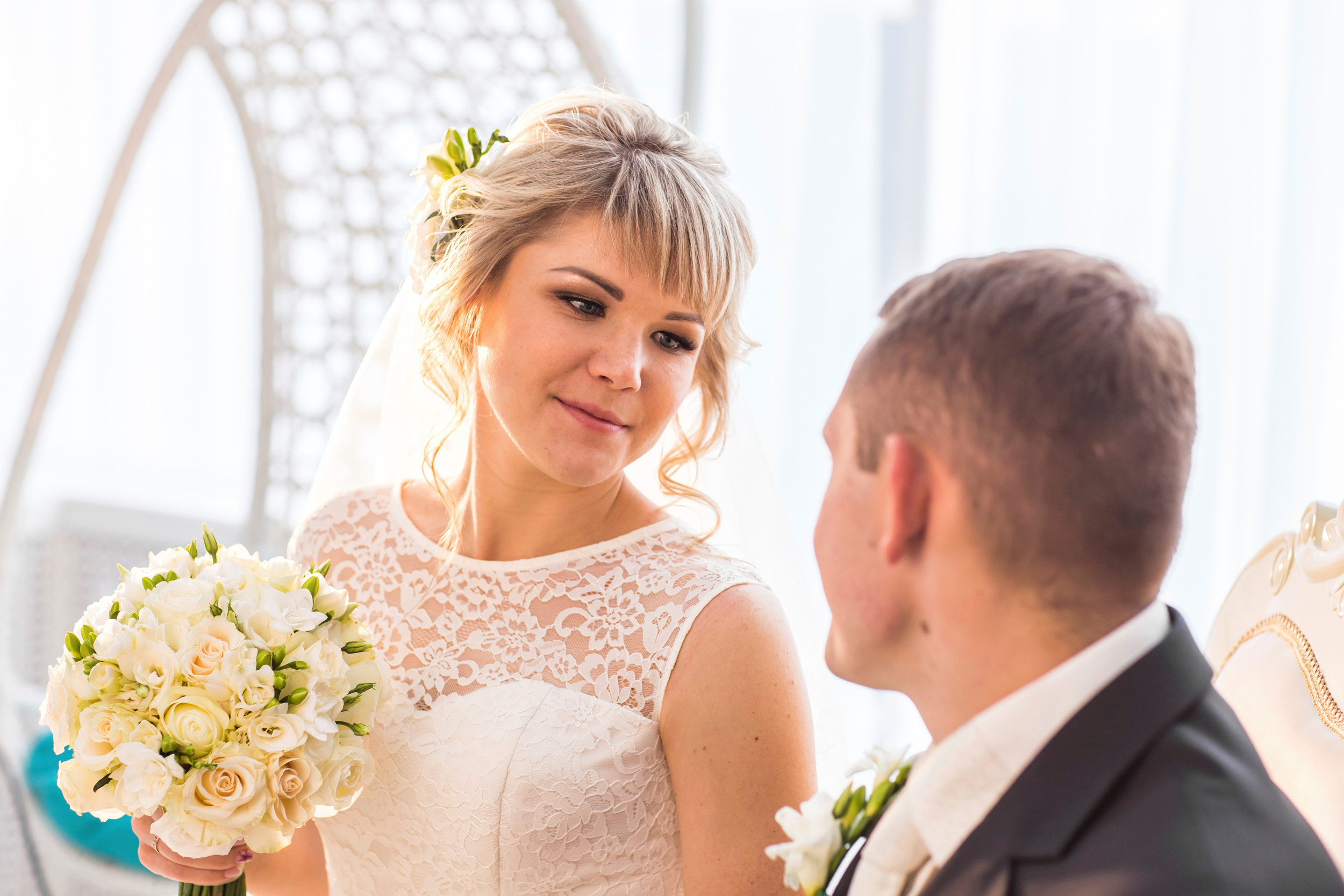 Brud og brudgom ser kærligt på hinanden.