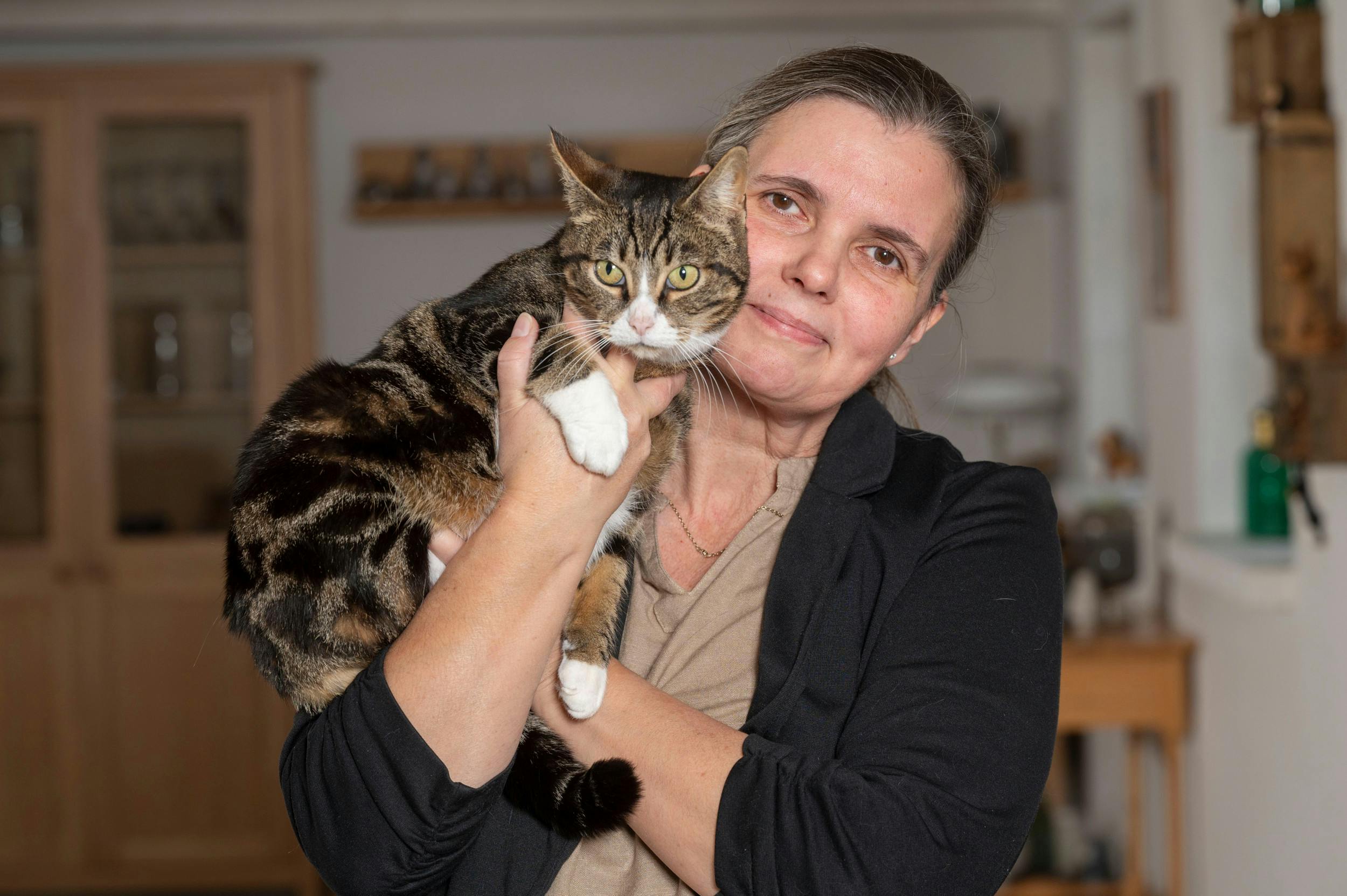 Katten Kalinka med sin ejer Annette Andersen.
