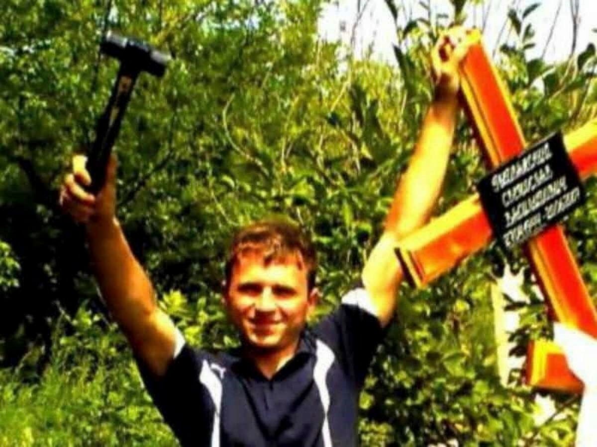 Igor Suprunyuck poserer for kameraet med sit mordvåben, en kraftig hammer.