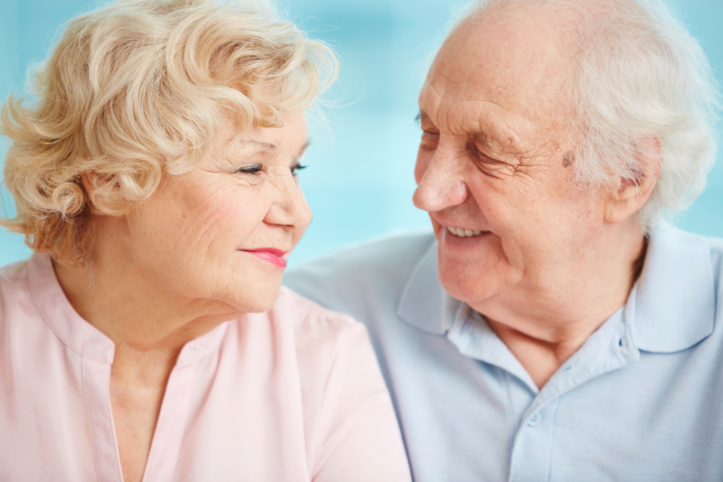 Ældre par ser forelsket på hinanden 