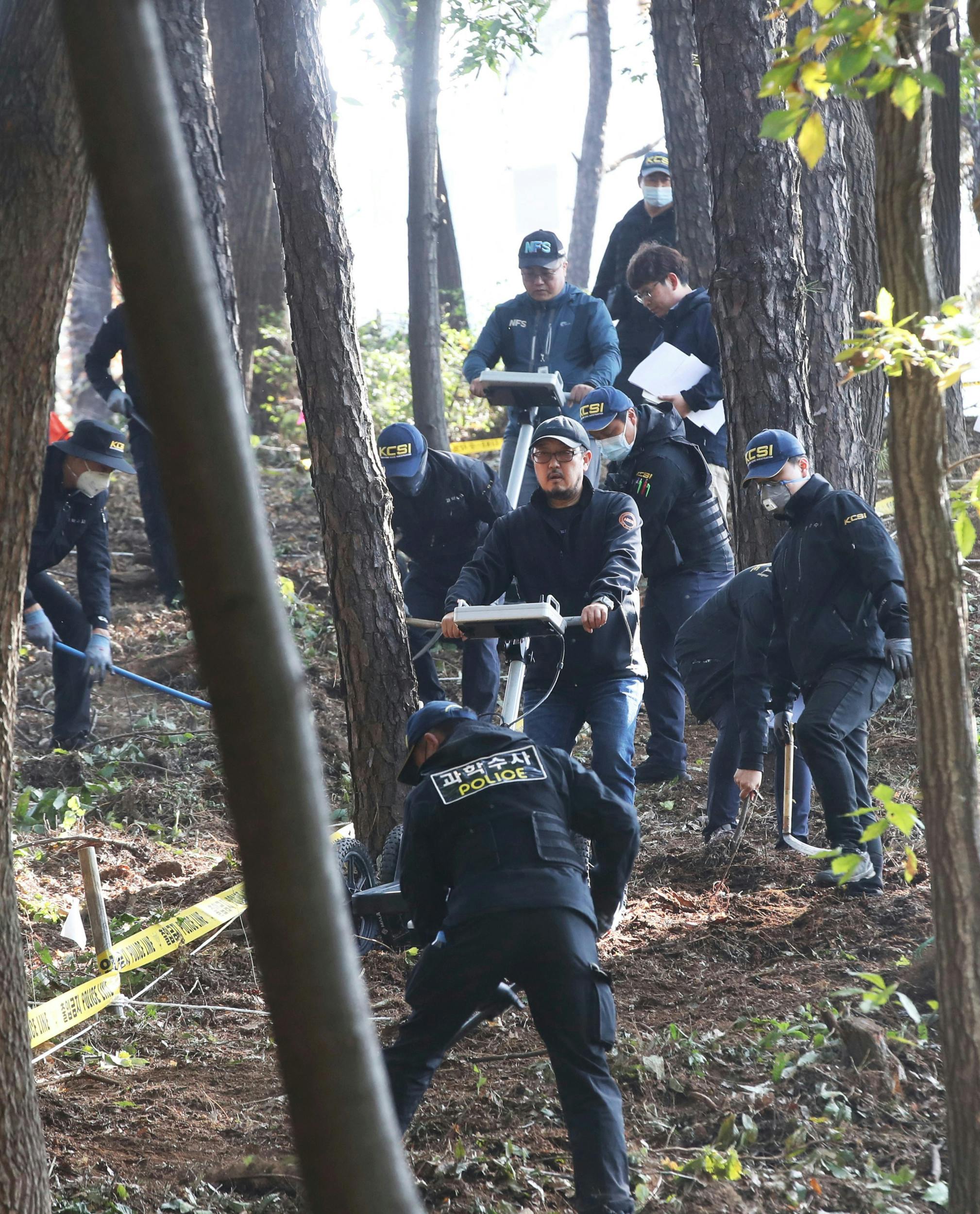 Politi søger efter spor i skovområde efter fundet af endnu et offer for ”Hwaseong-kvæleren”, som gerningsmanden blev kaldt i pressen.