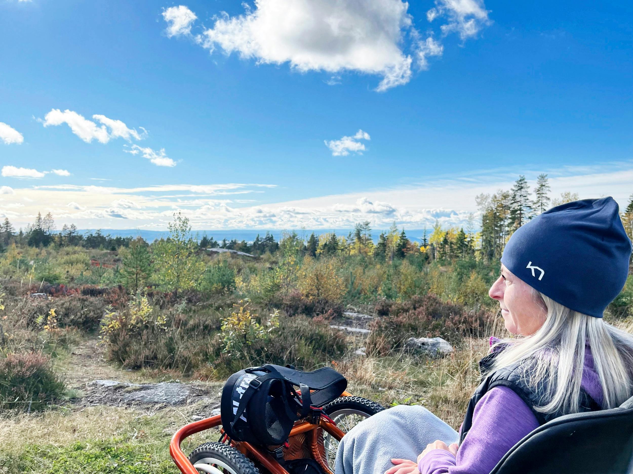 Livet har været urimeligt for Hanne, efter hun blev ramt af ALS. Men midt i urimeligheden ser hun også lyspunkter. Som alle de mennesker omkring hende, som hjælper med, at hun stadig får oplevelser.
