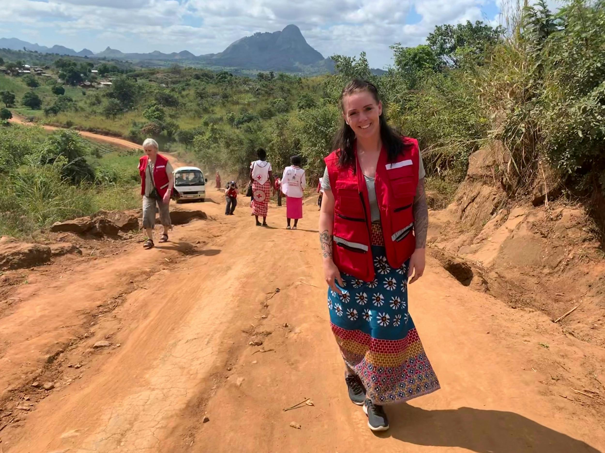 Camilla brænder for at hjælpe og gør det på mange måder. Her er hun udsendt til Malawi med Røde Kors.