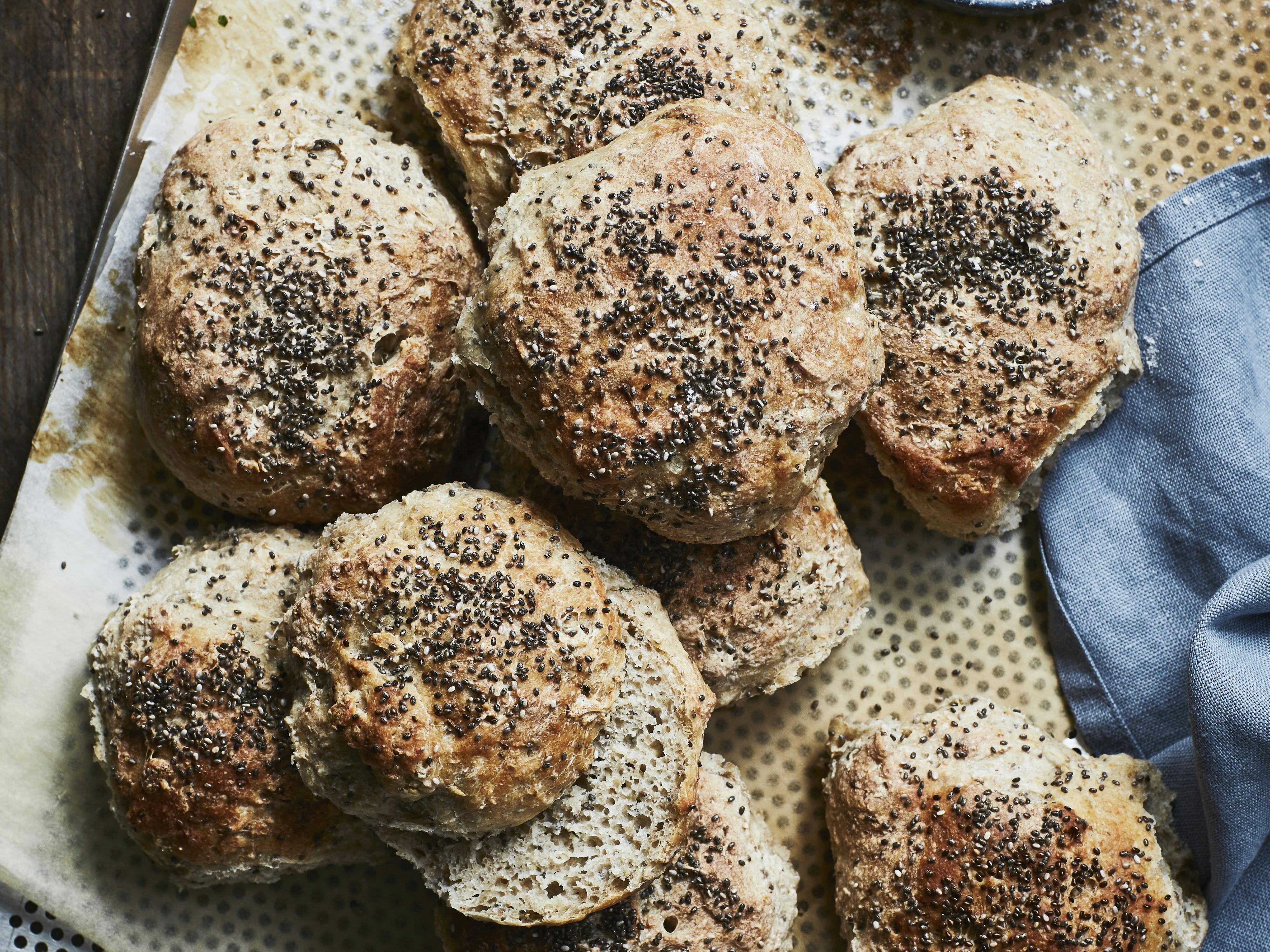 Morgenboller med kærnemælk og chiafrø