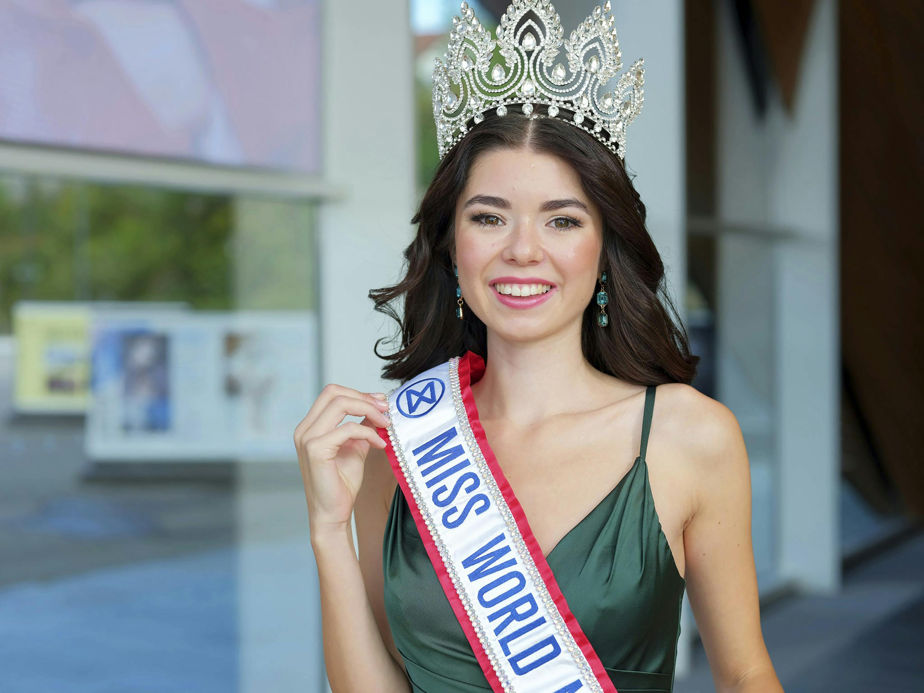 Andrea Farias fra Kristiansand er Norges kandidat til Miss World i 2023/24.   Reportasje laget av Svend Aage Madsen