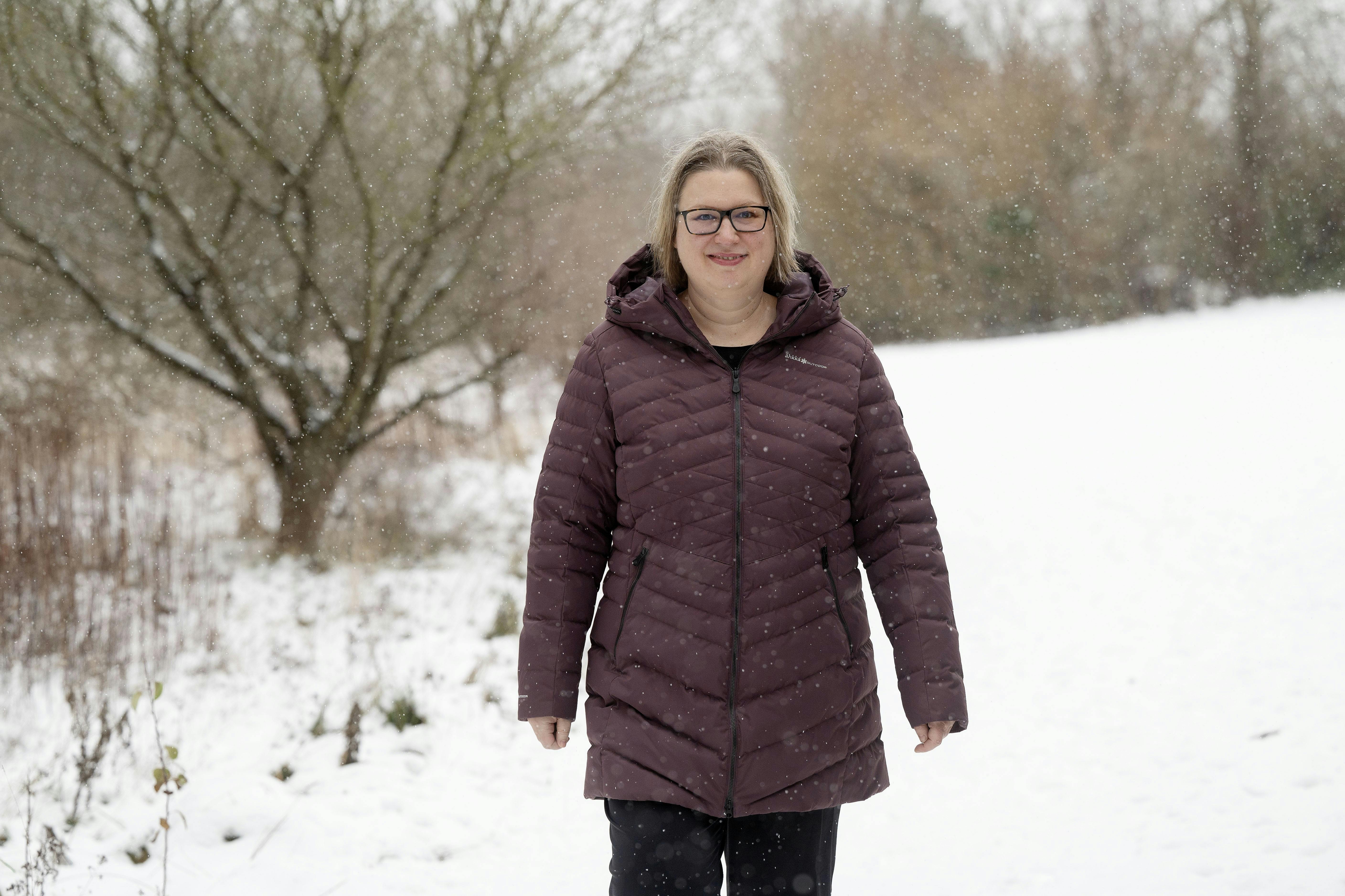  45-årige Mette Bastholm på en gåtur i et snedækket landskab.