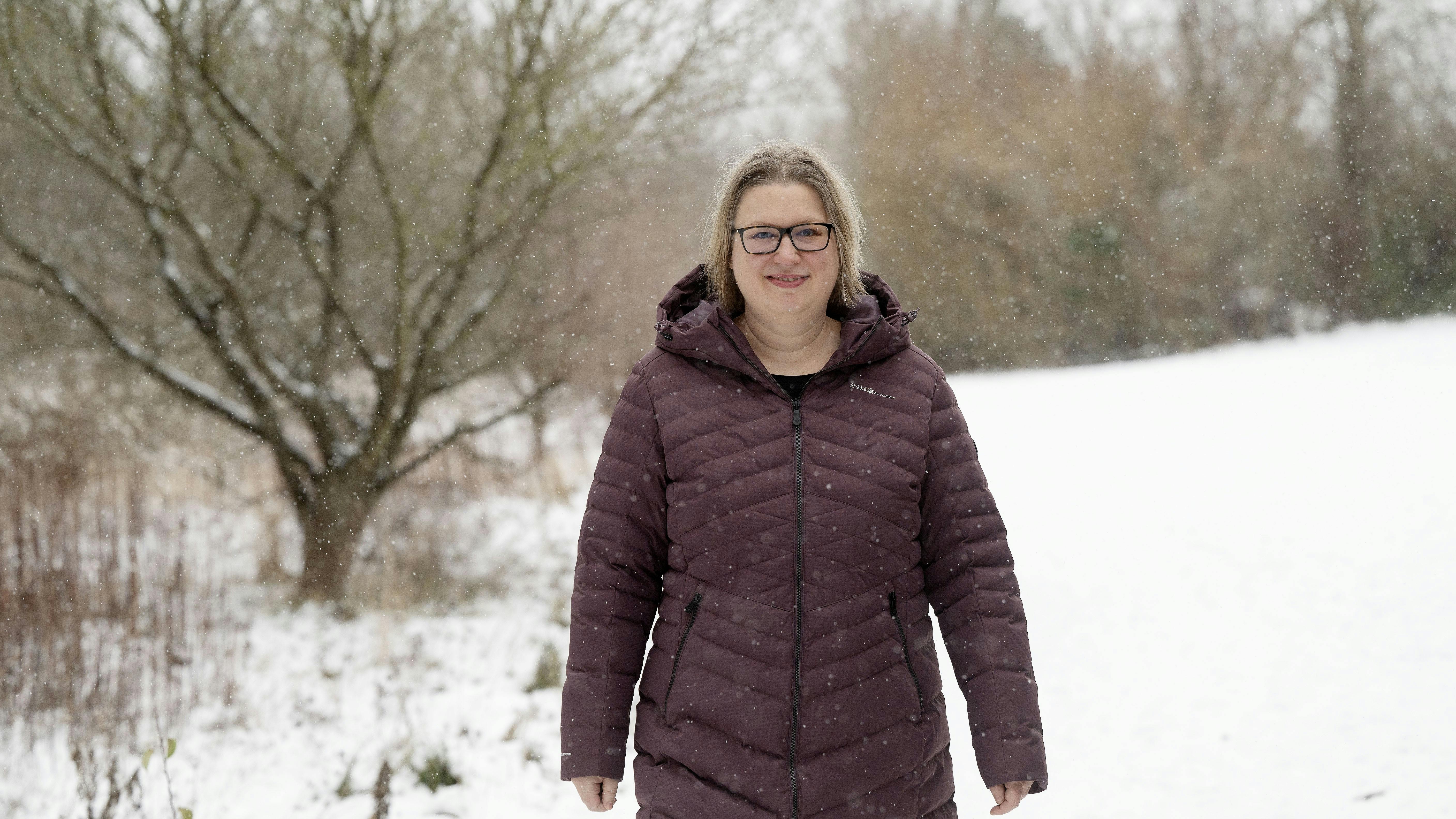  45-årige Mette Bastholm på en gåtur i et snedækket landskab.