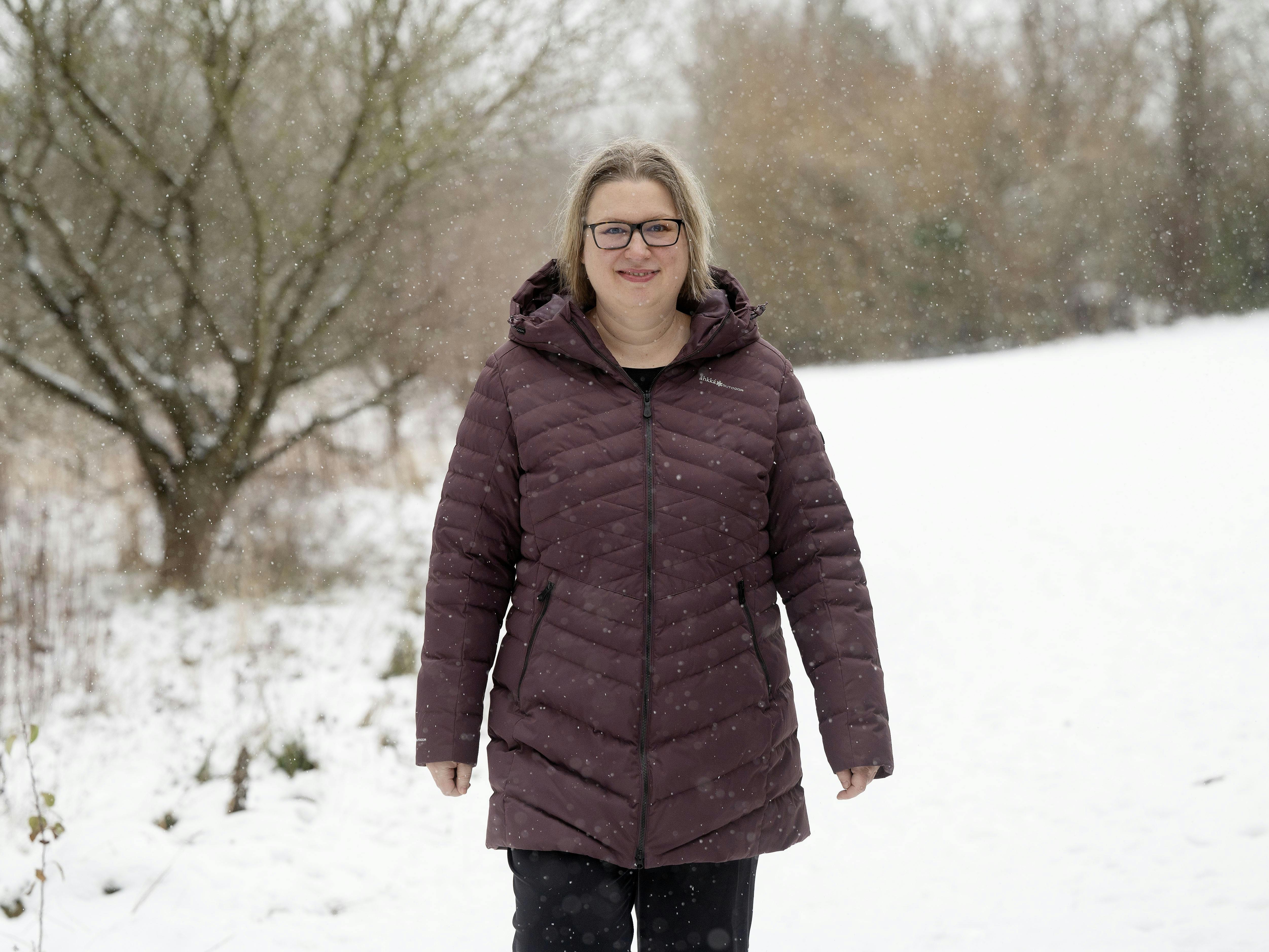 45-årige Mette Bastholm på en gåtur i et snedækket landskab.