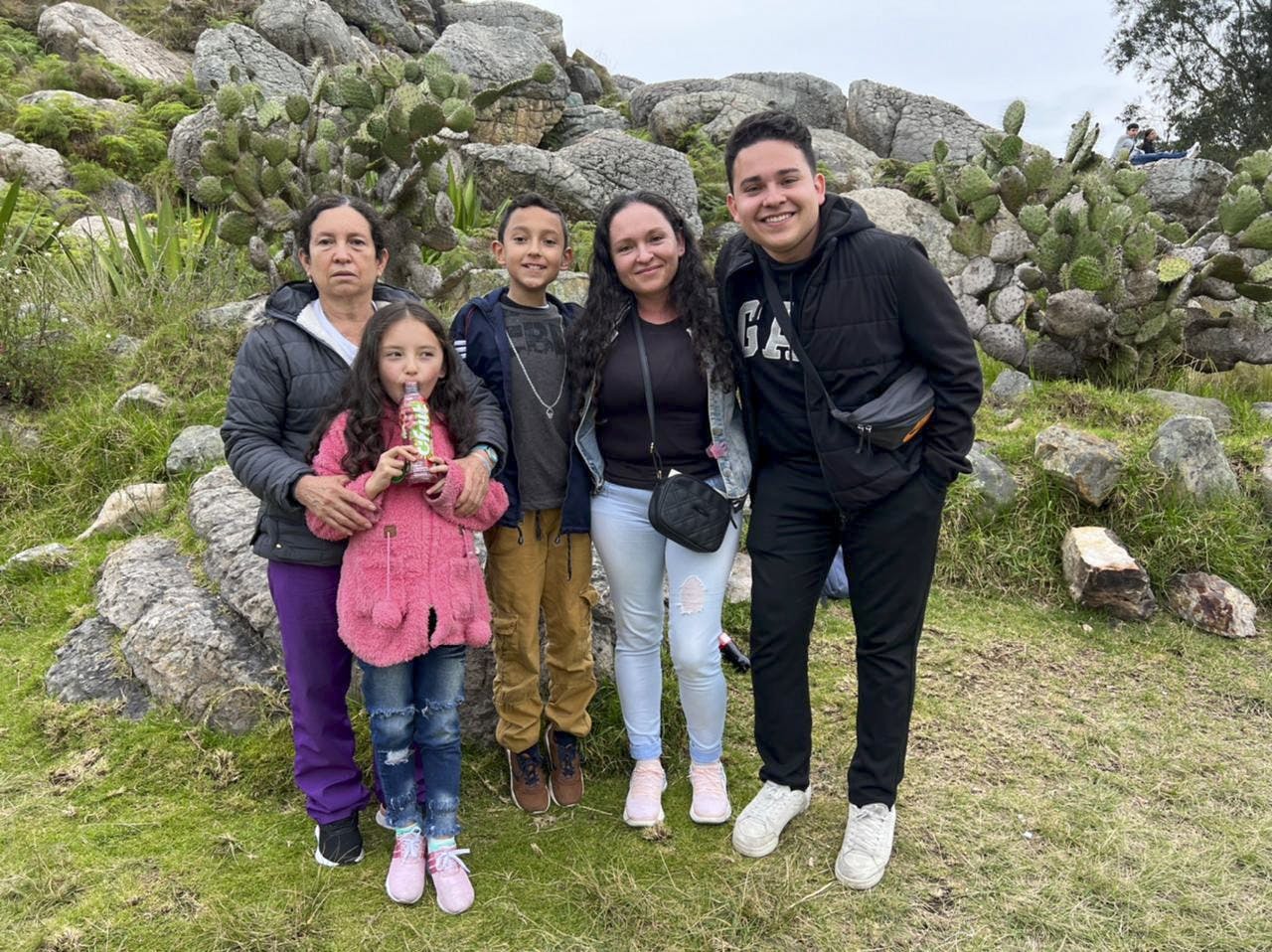 Sebastian med sin colombianske familie.