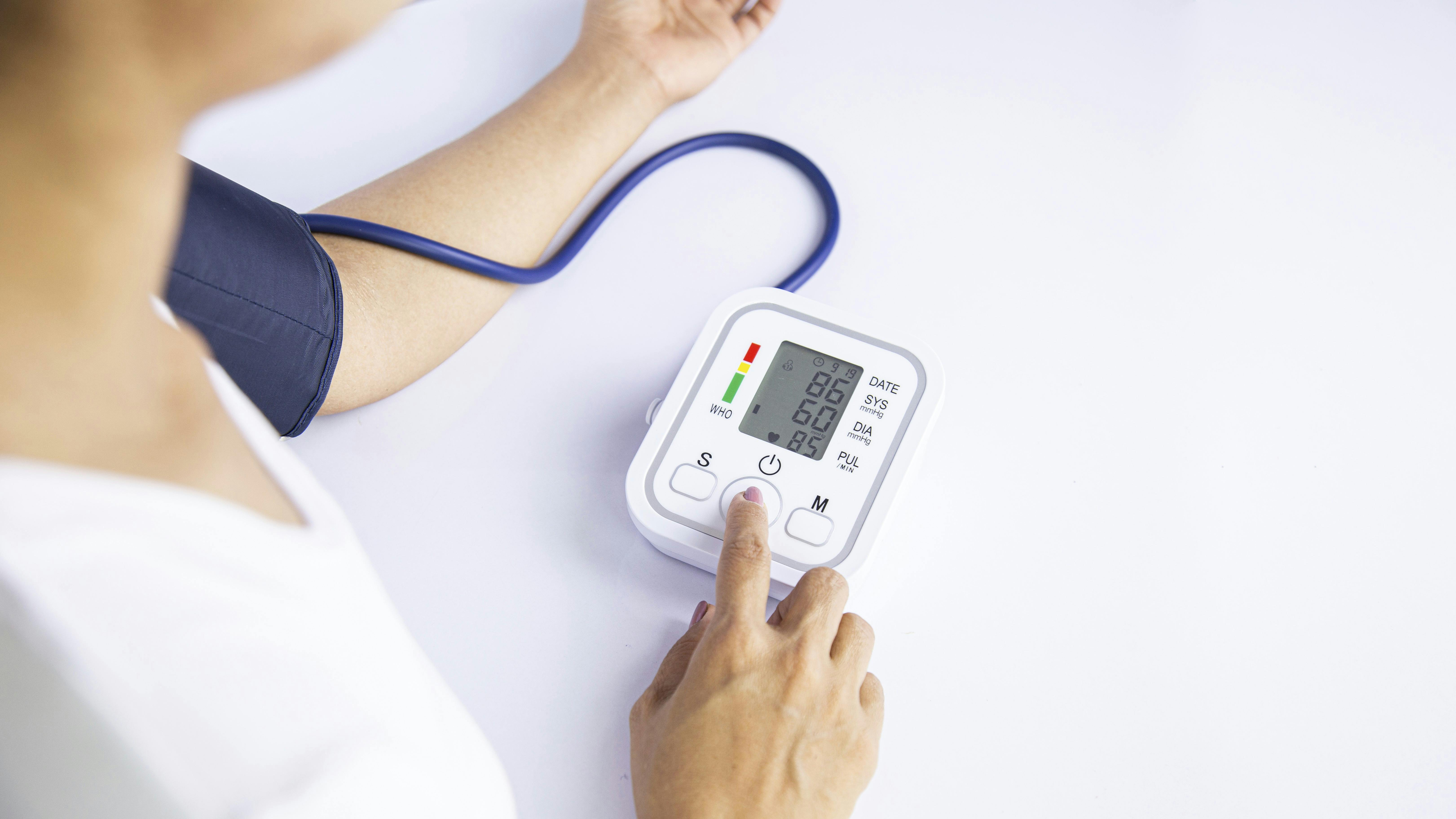Kvinde måler sit blodtryk