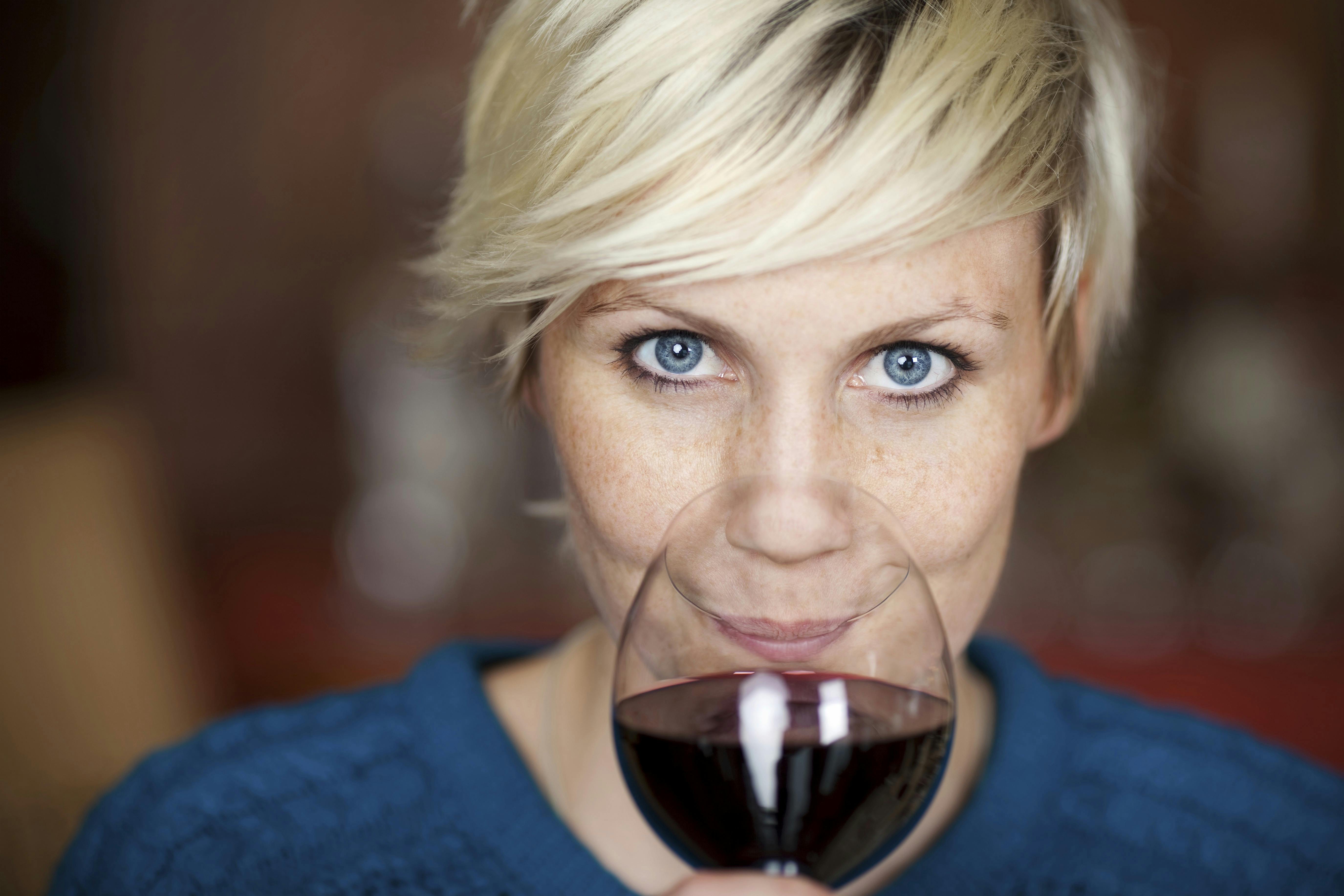 Kvinde drikker et glas rødvin