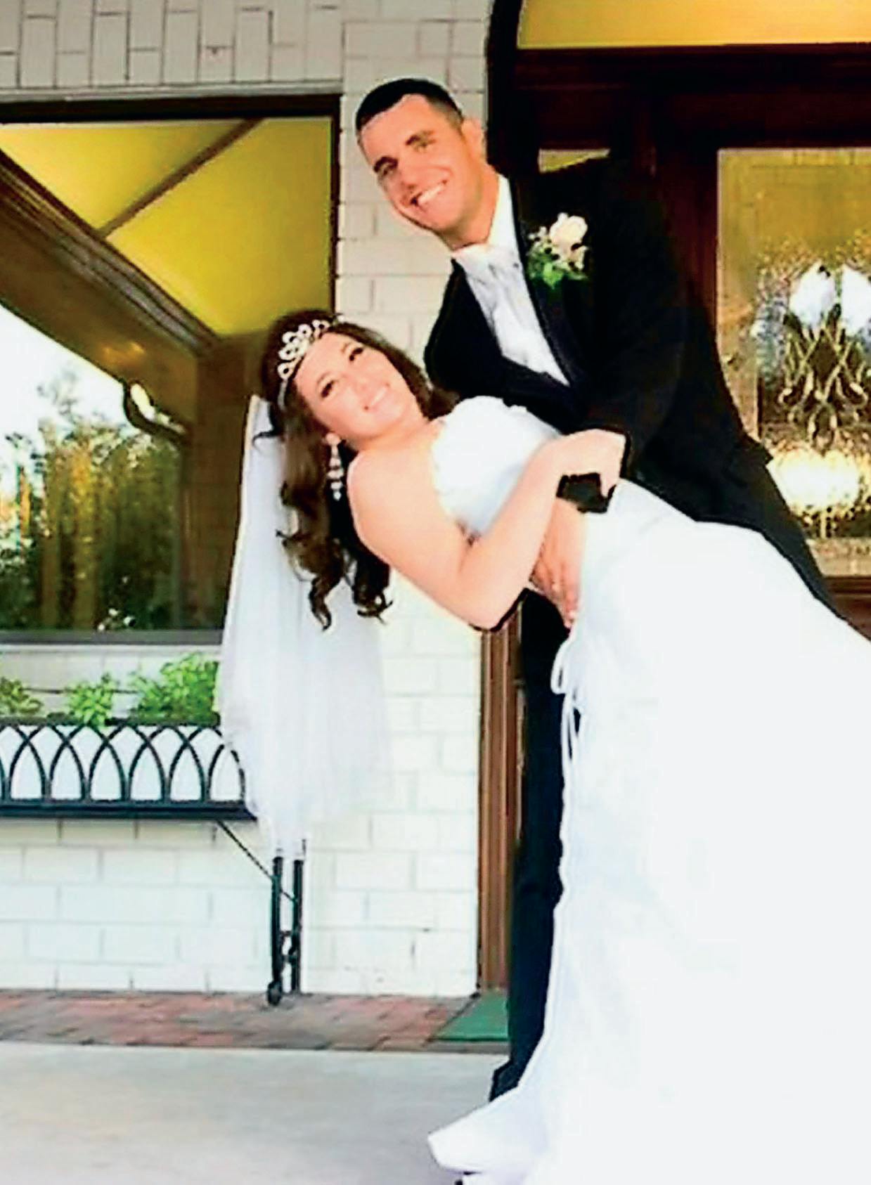 Josh og Amber fotograferet ved deres bryllup.