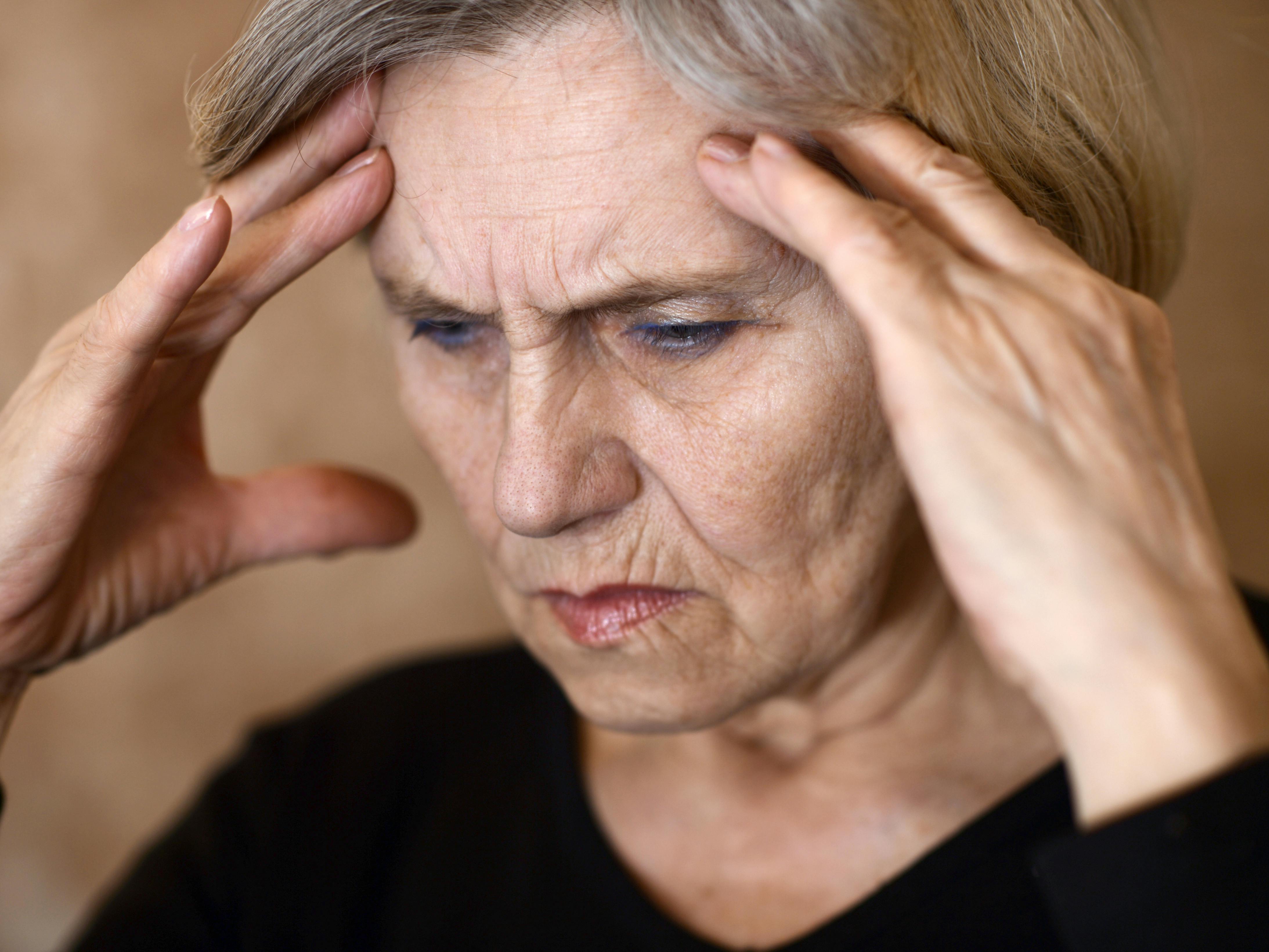 Ældre kvinde med hovedpine