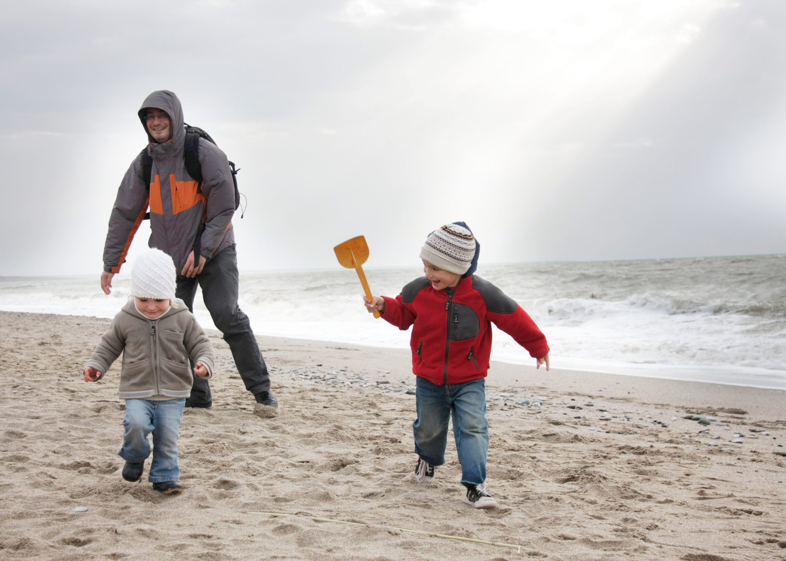 Familie leger på stranden