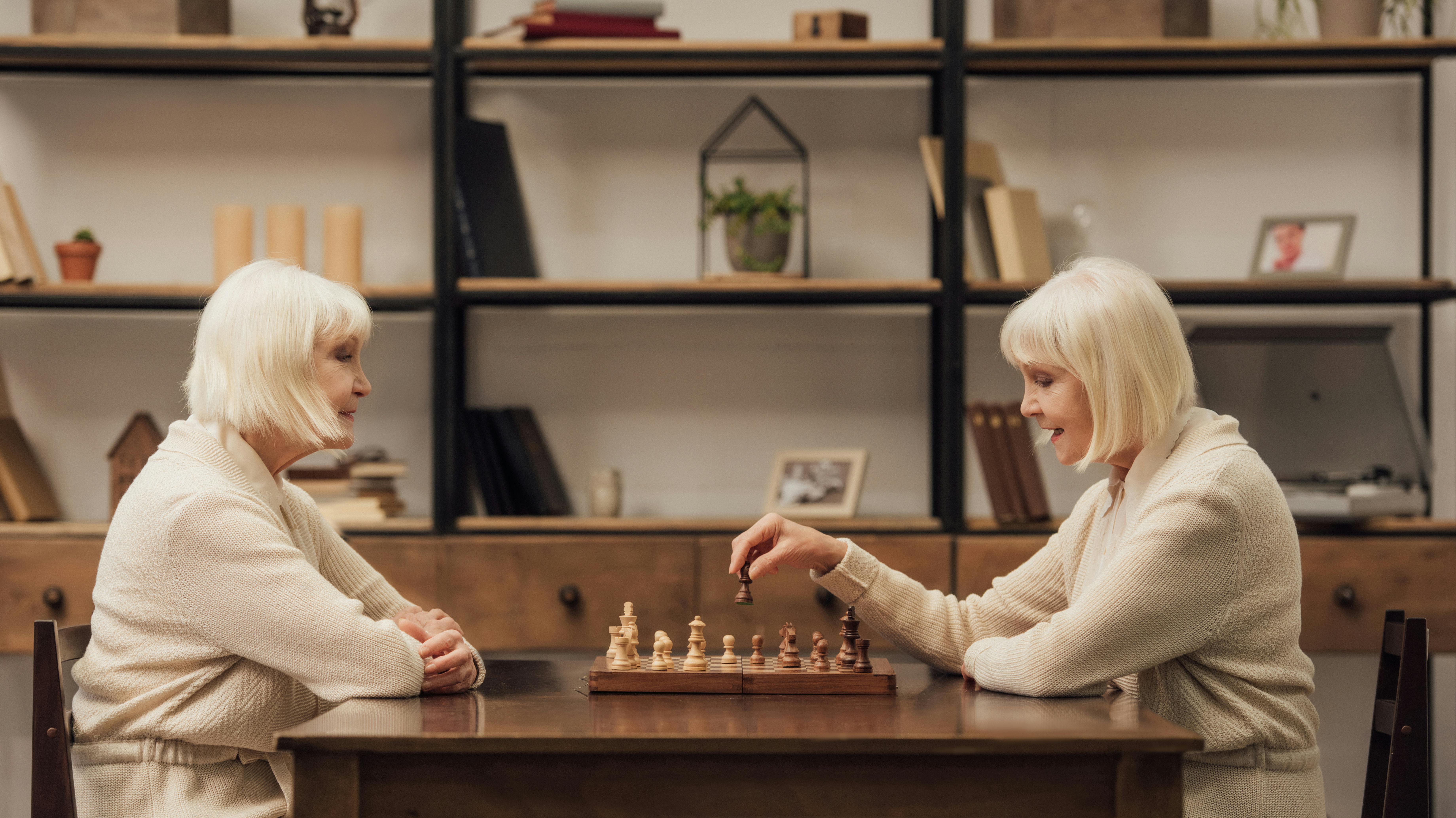 Ældre kvindelige tvillinger spiller skak