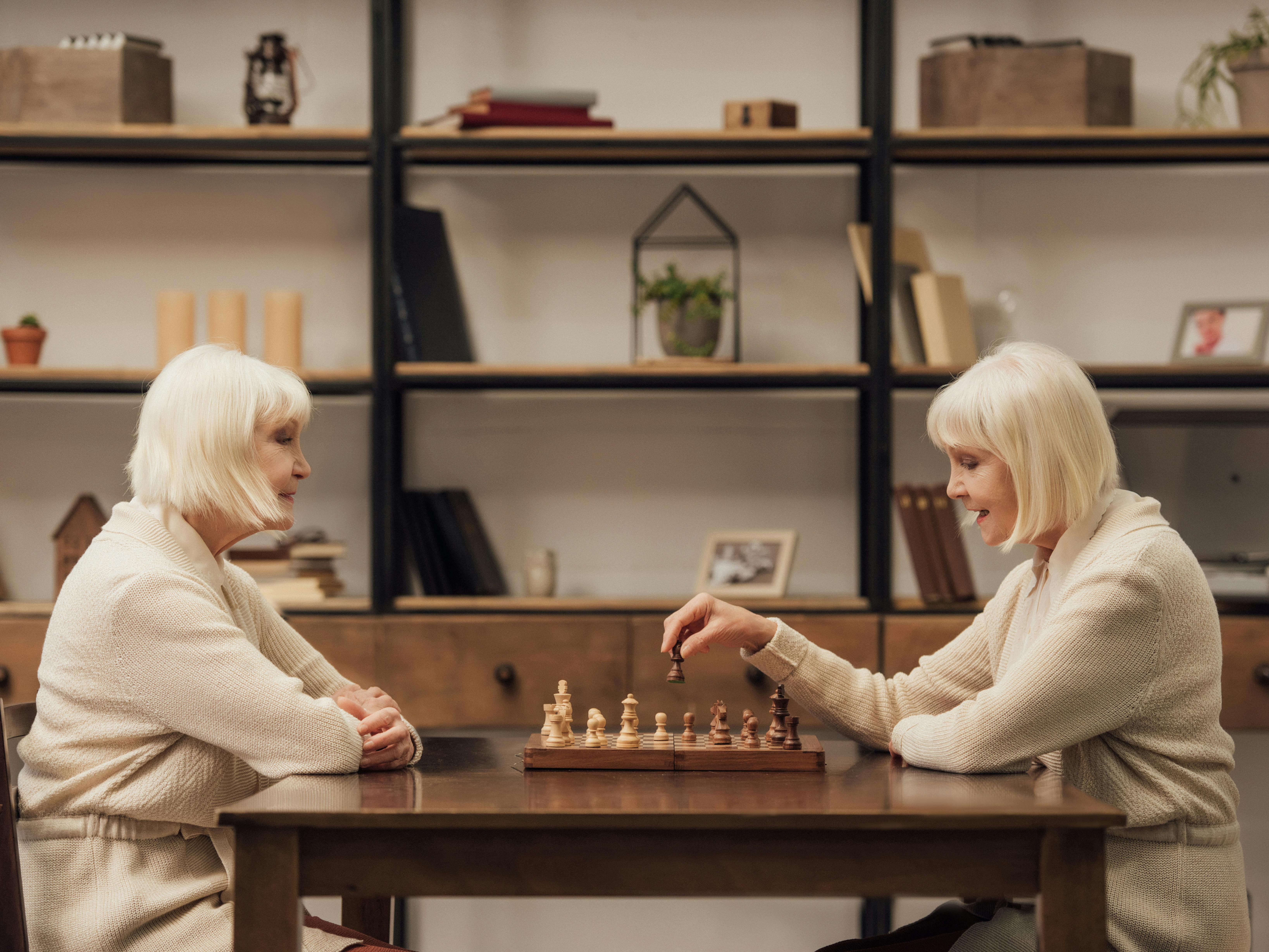Ældre kvindelige tvillinger spiller skak
