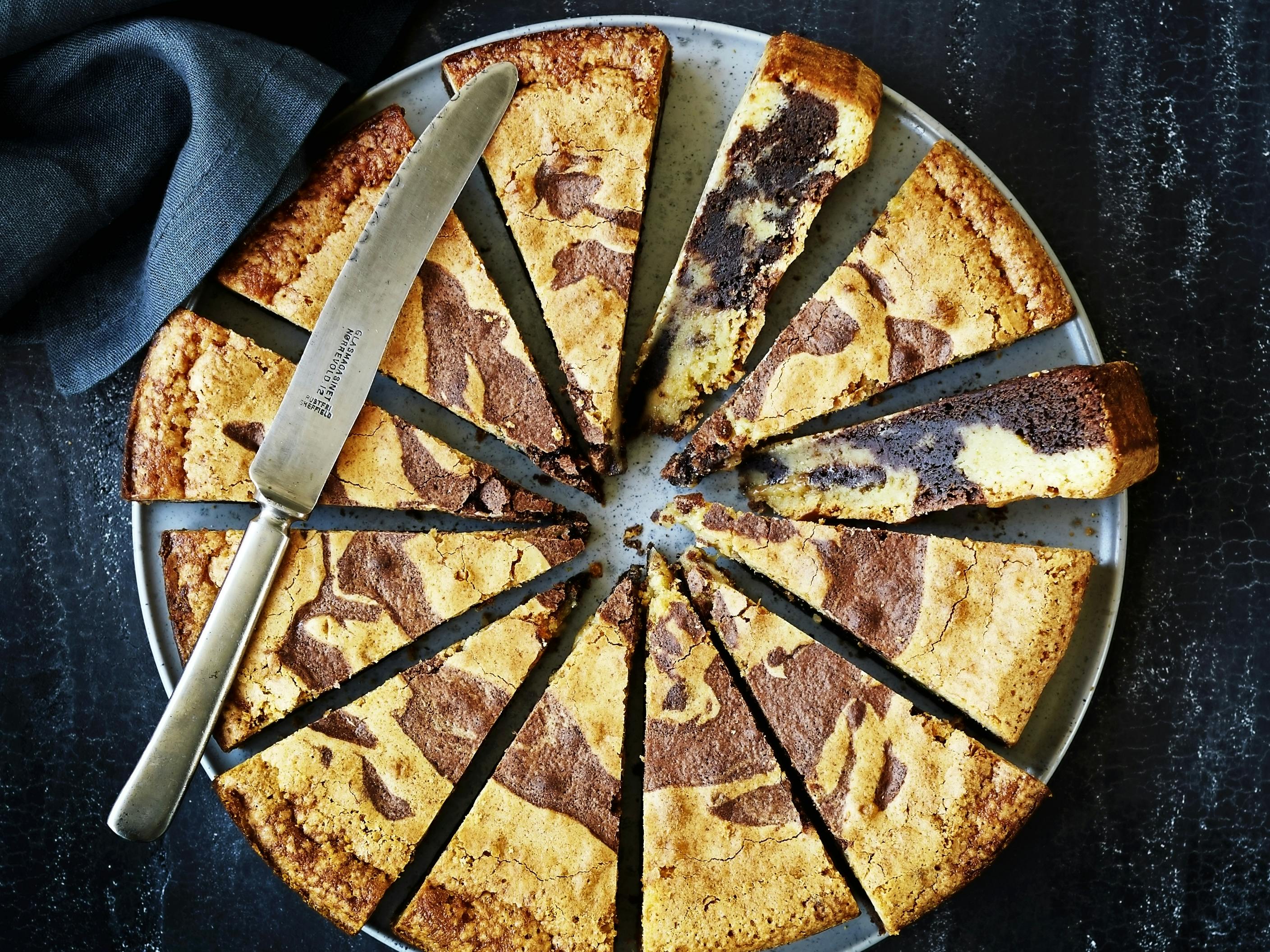 Skærekager. Stribet tigerkage i springform.