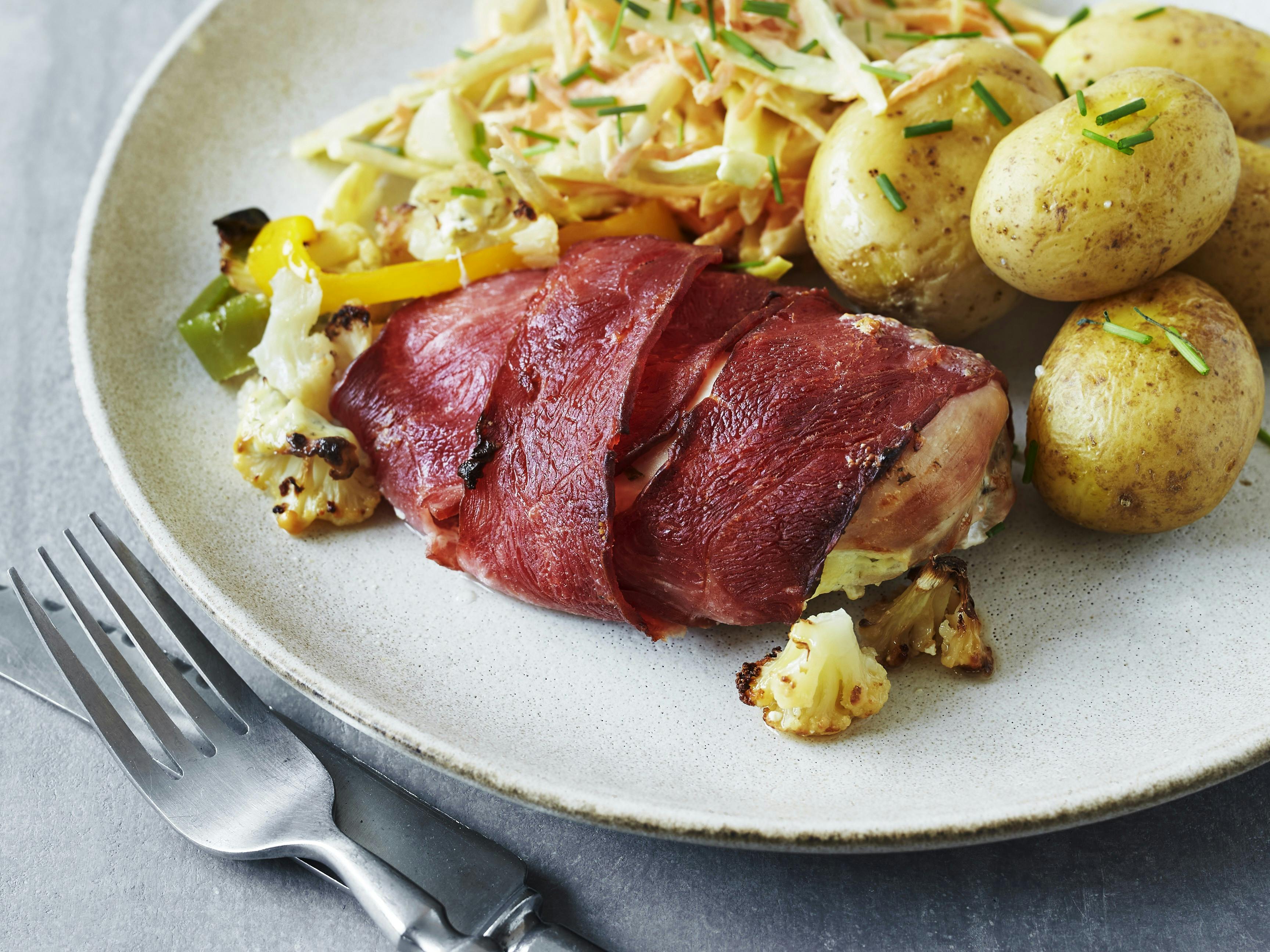 Fyldte kyllingebryster og coleslaw