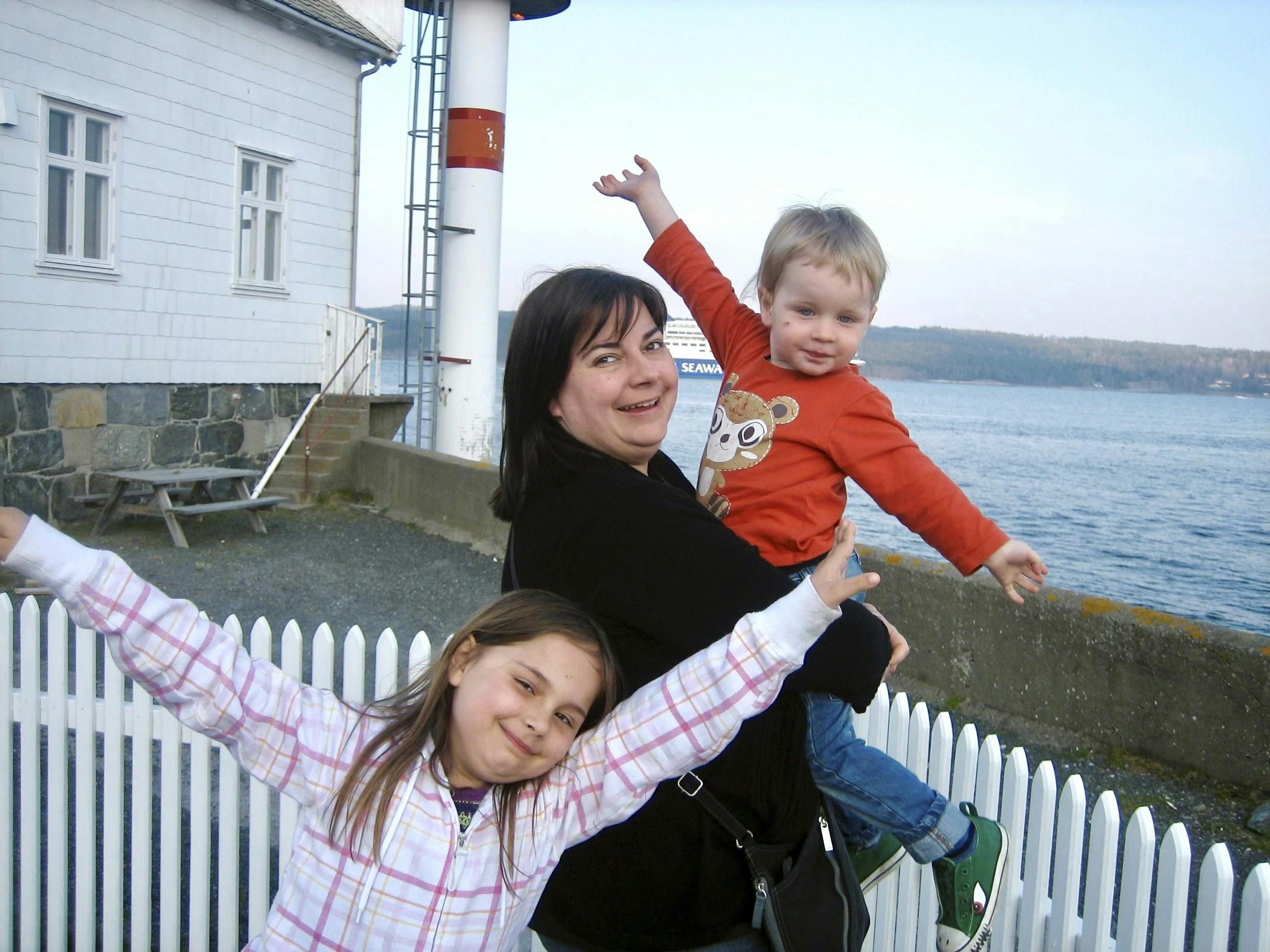Monica med børnene Mia og Haakon.