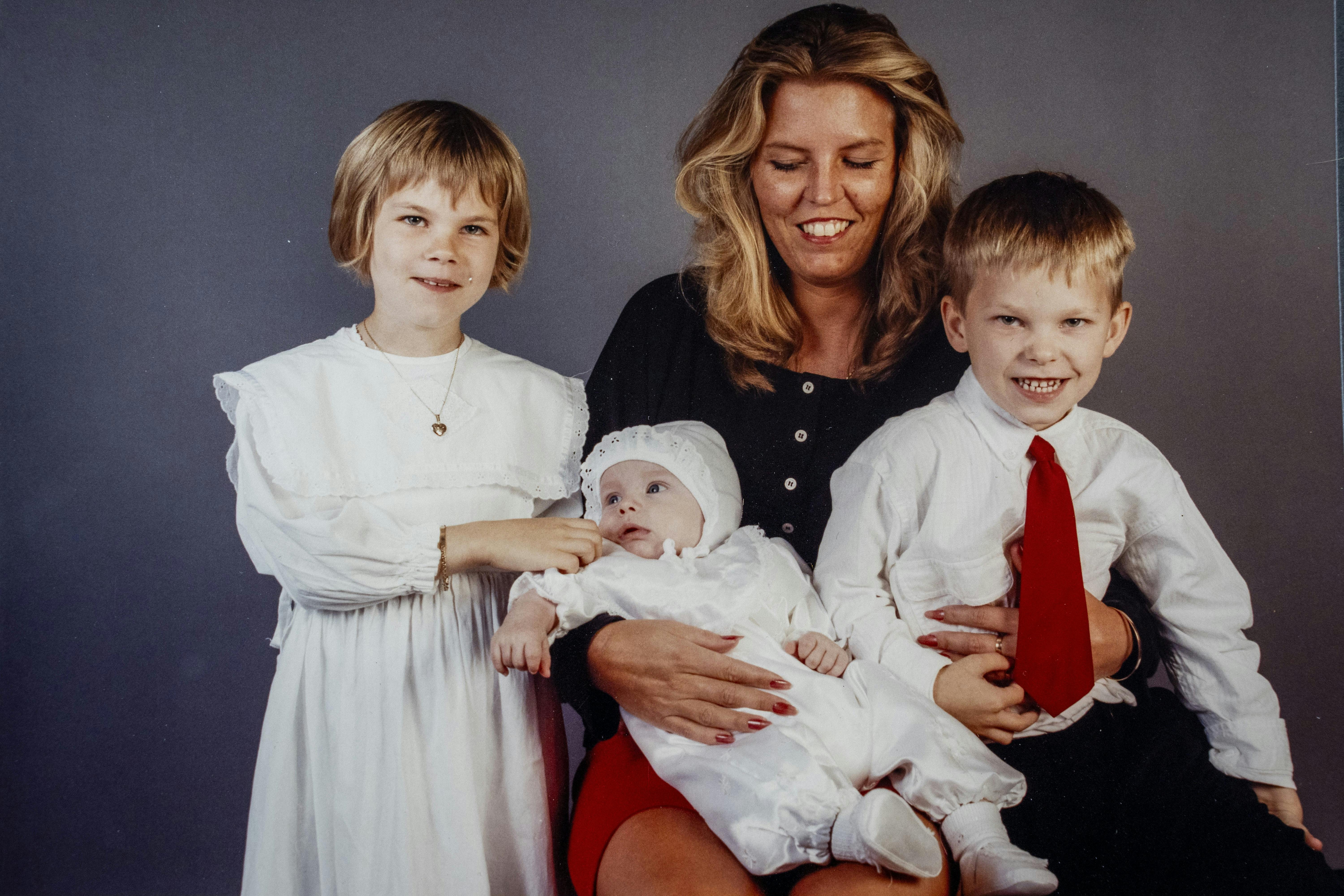 Charlotte som ung mor med sine tre børn, Jackie, Robin og lillebroren Marco.