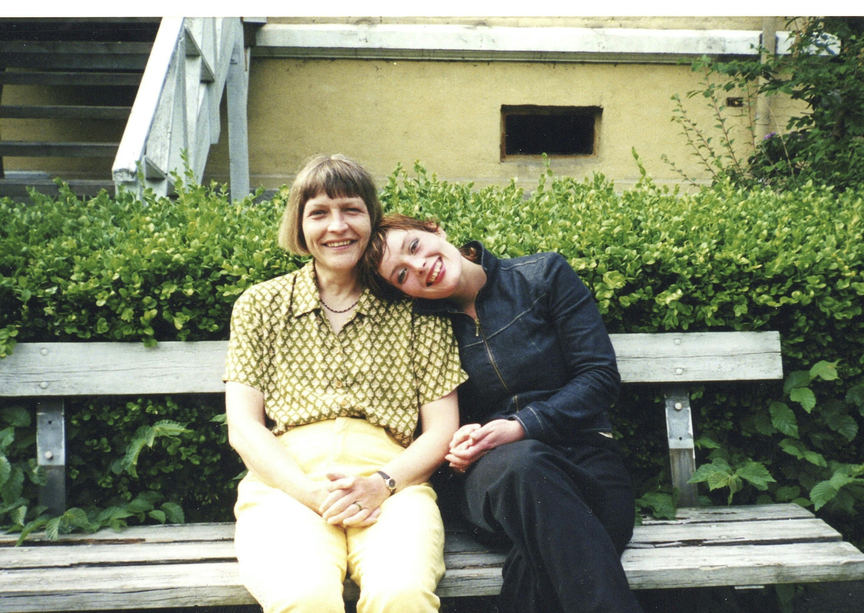Chloe Avo Holm med sin mor