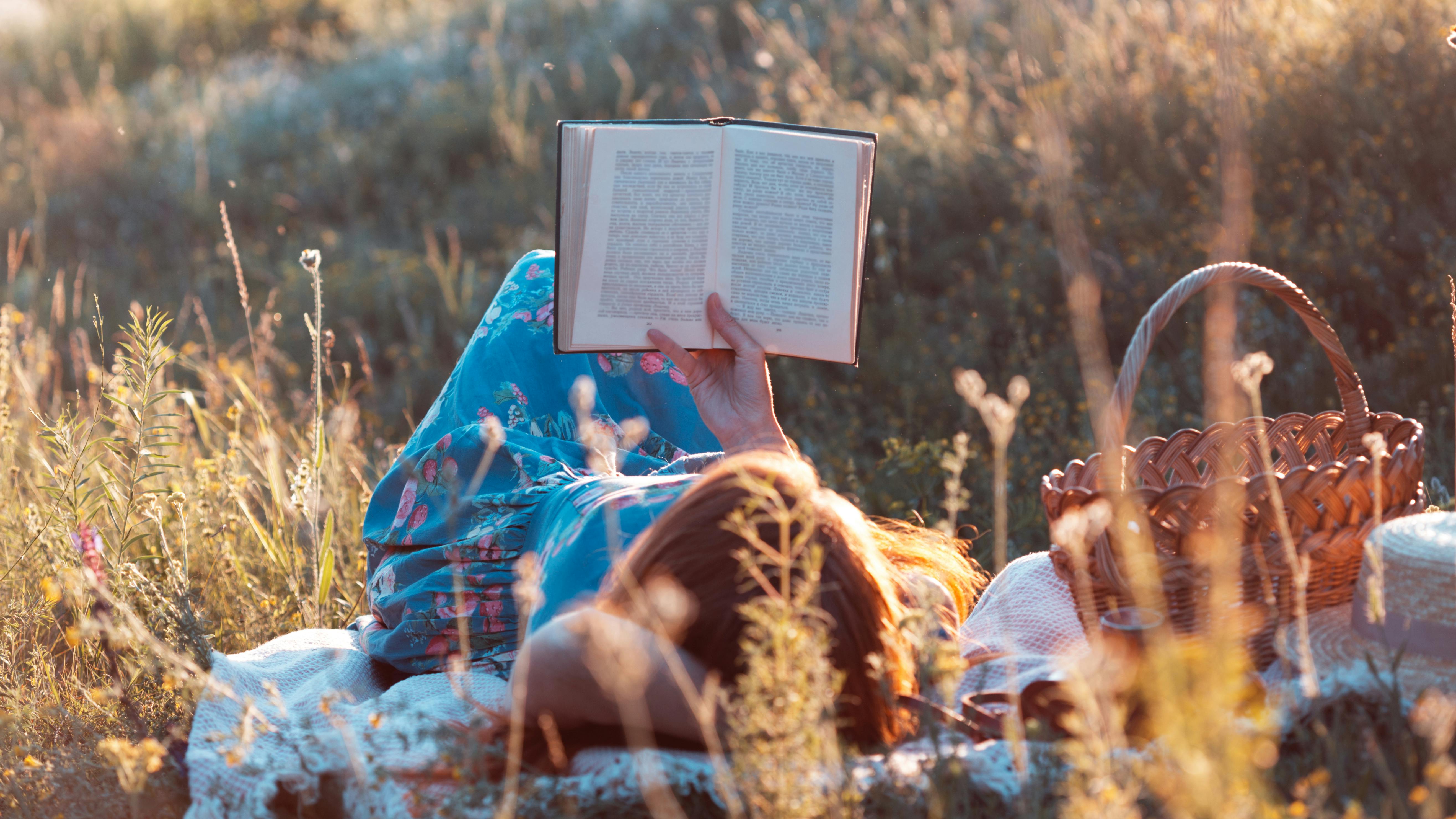 Kvinde læser en bog i naturen