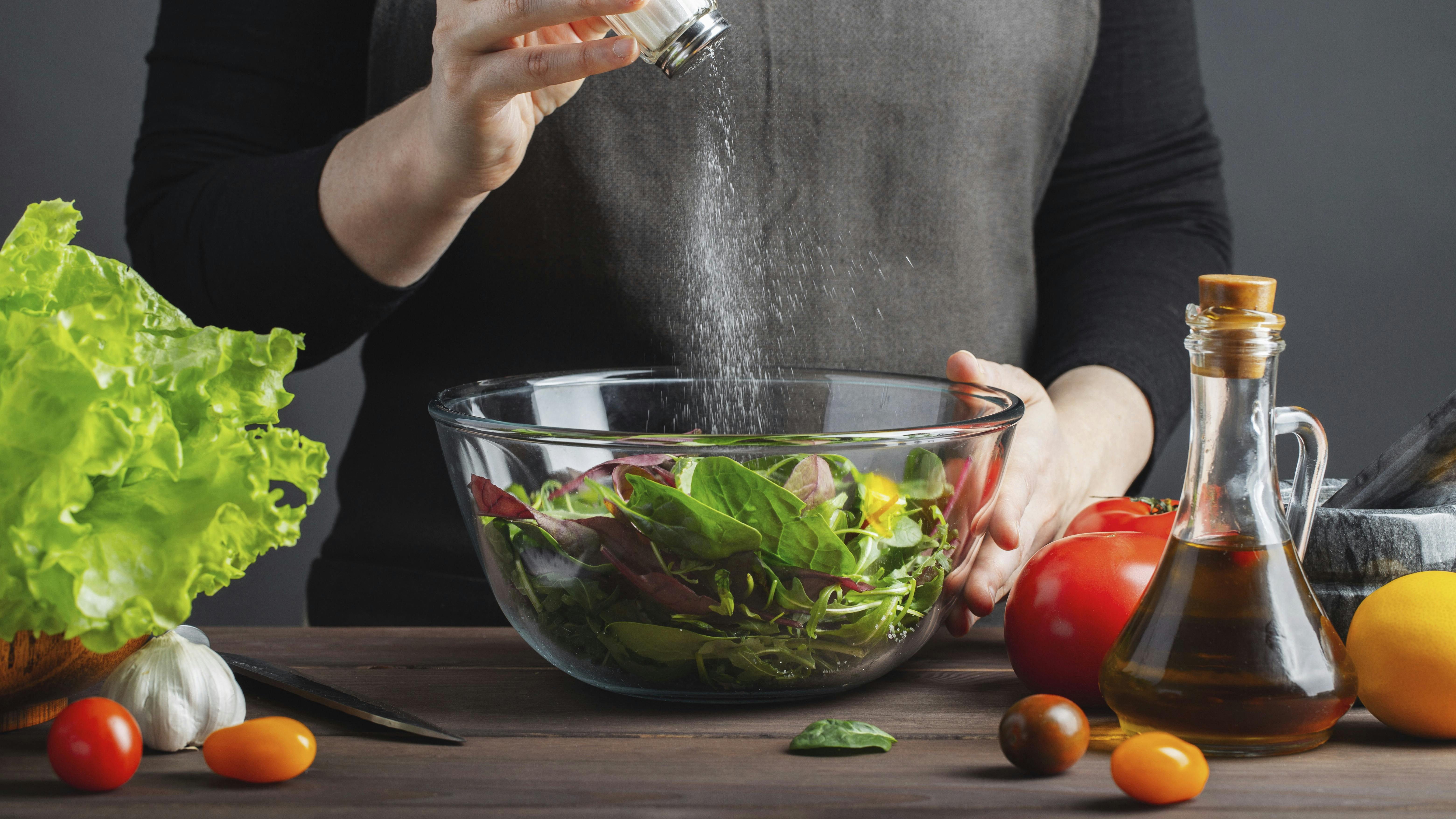 Kvinde forbereder en salat